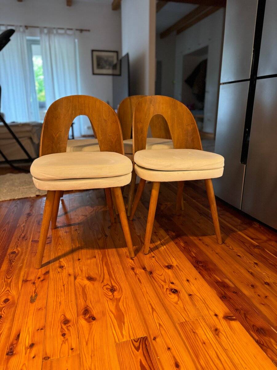 Ensemble de 4 chaises Mid-Century en hêtre et tissu beige/marron par Antonín Šuman (1960s)