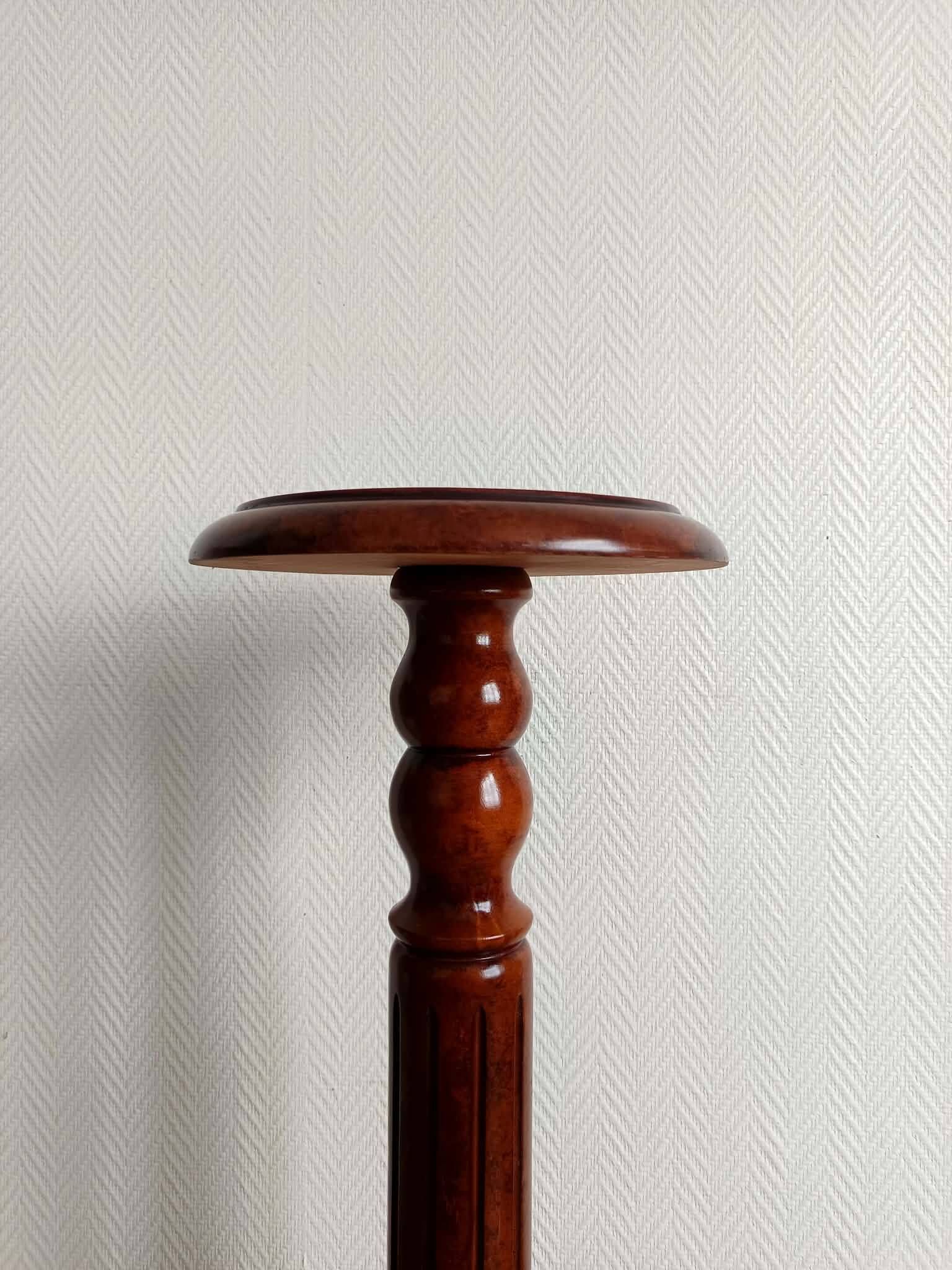 Sellette colonne en bois teinté mouluré