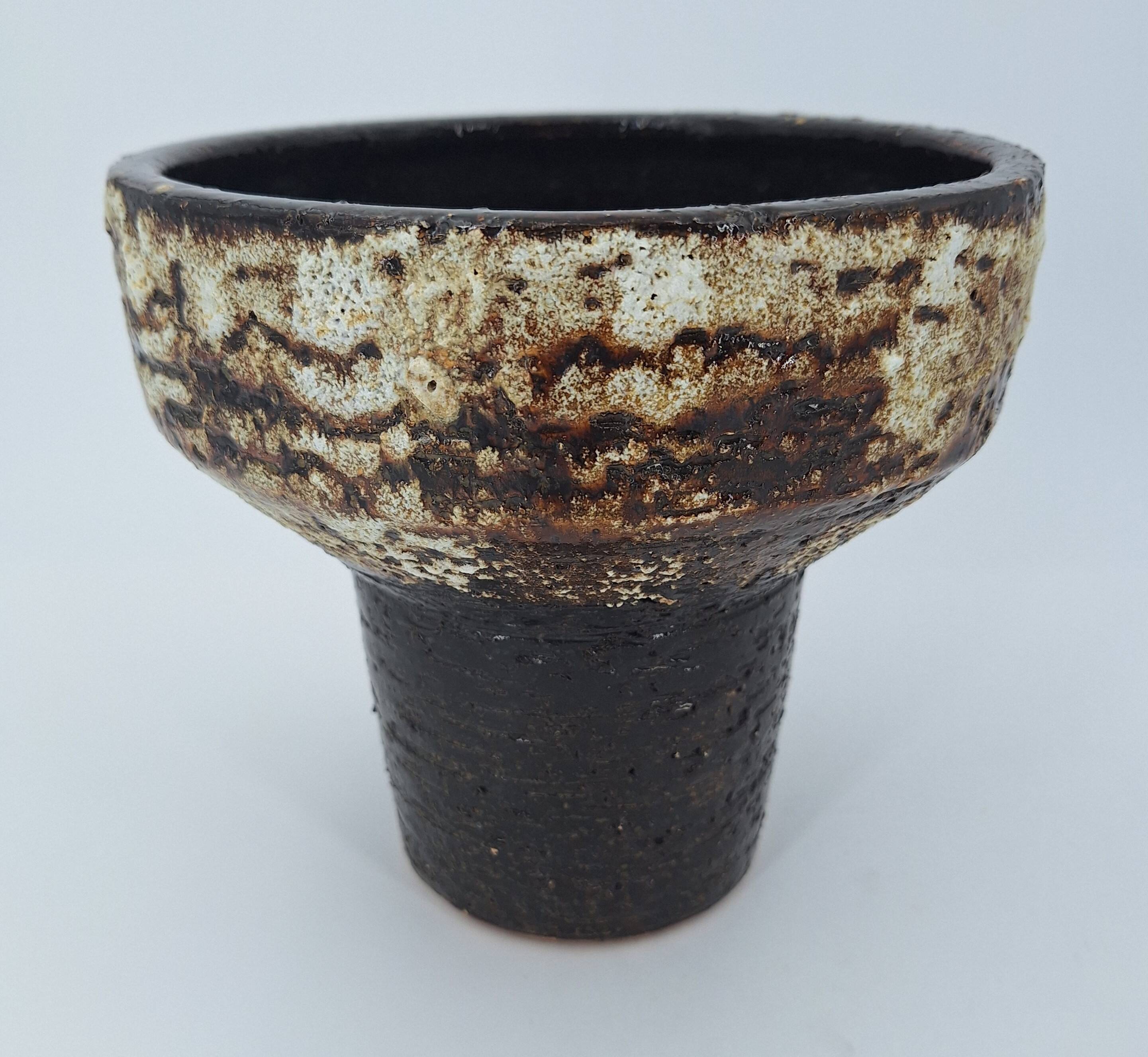 Modernist brutalist standing vase chamotte stoneware shaded brown, ocher, ivory Scandinavian design 1970