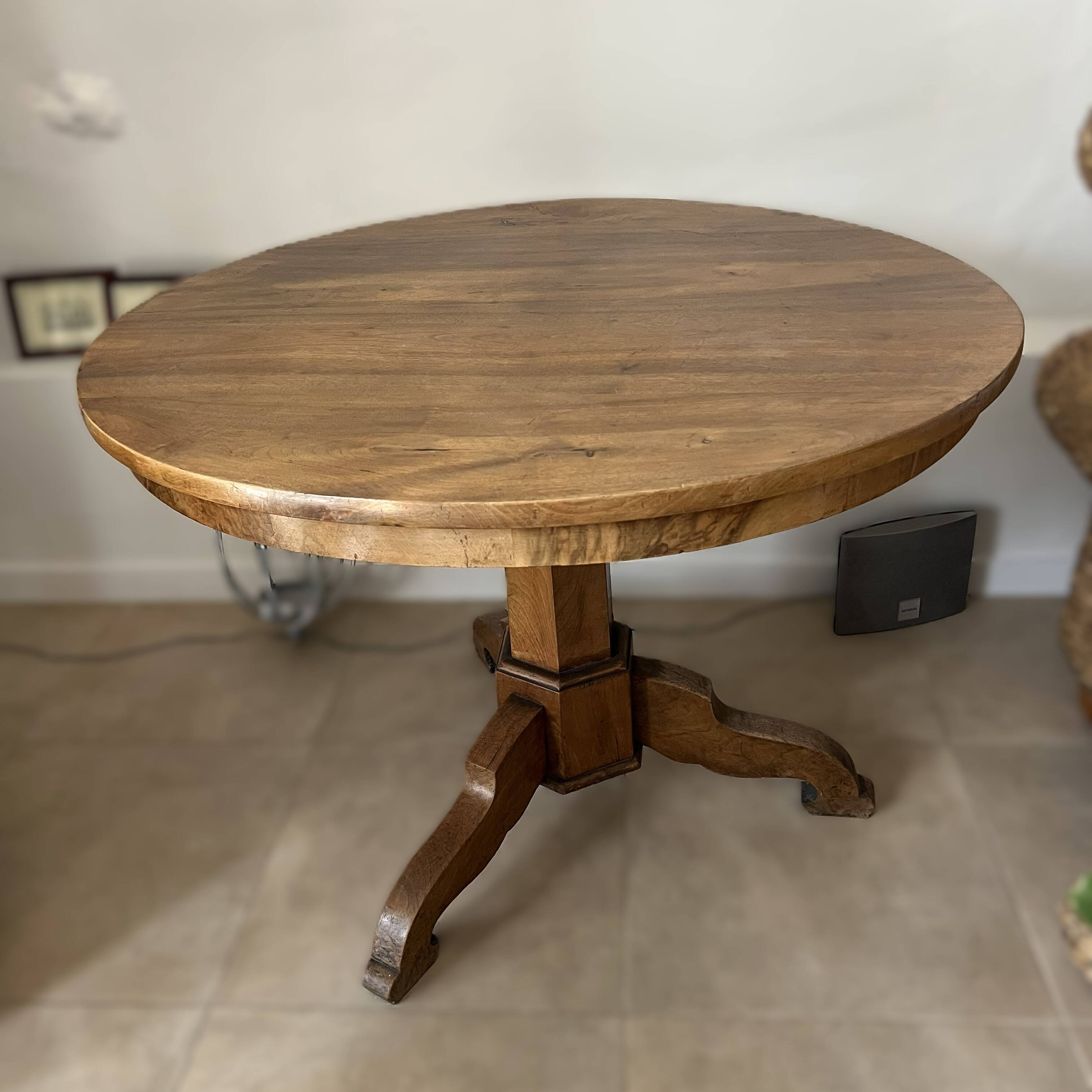 Very beautiful antique round table in solid walnut – central leg.