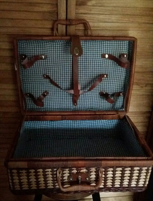 Wicker picnic case