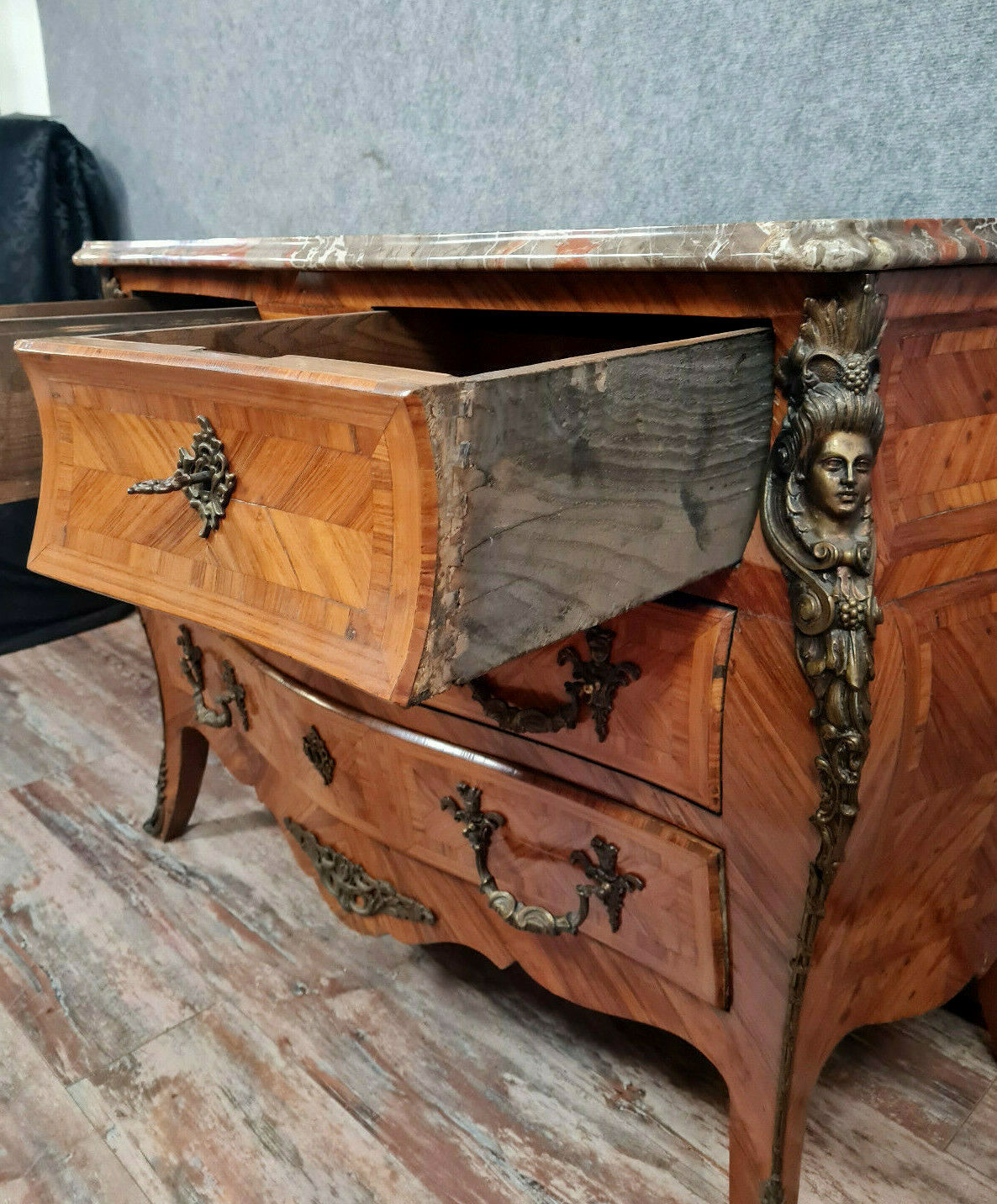 Commode Louis XV galbée a décors aux espagnolettes vers 1850-1880