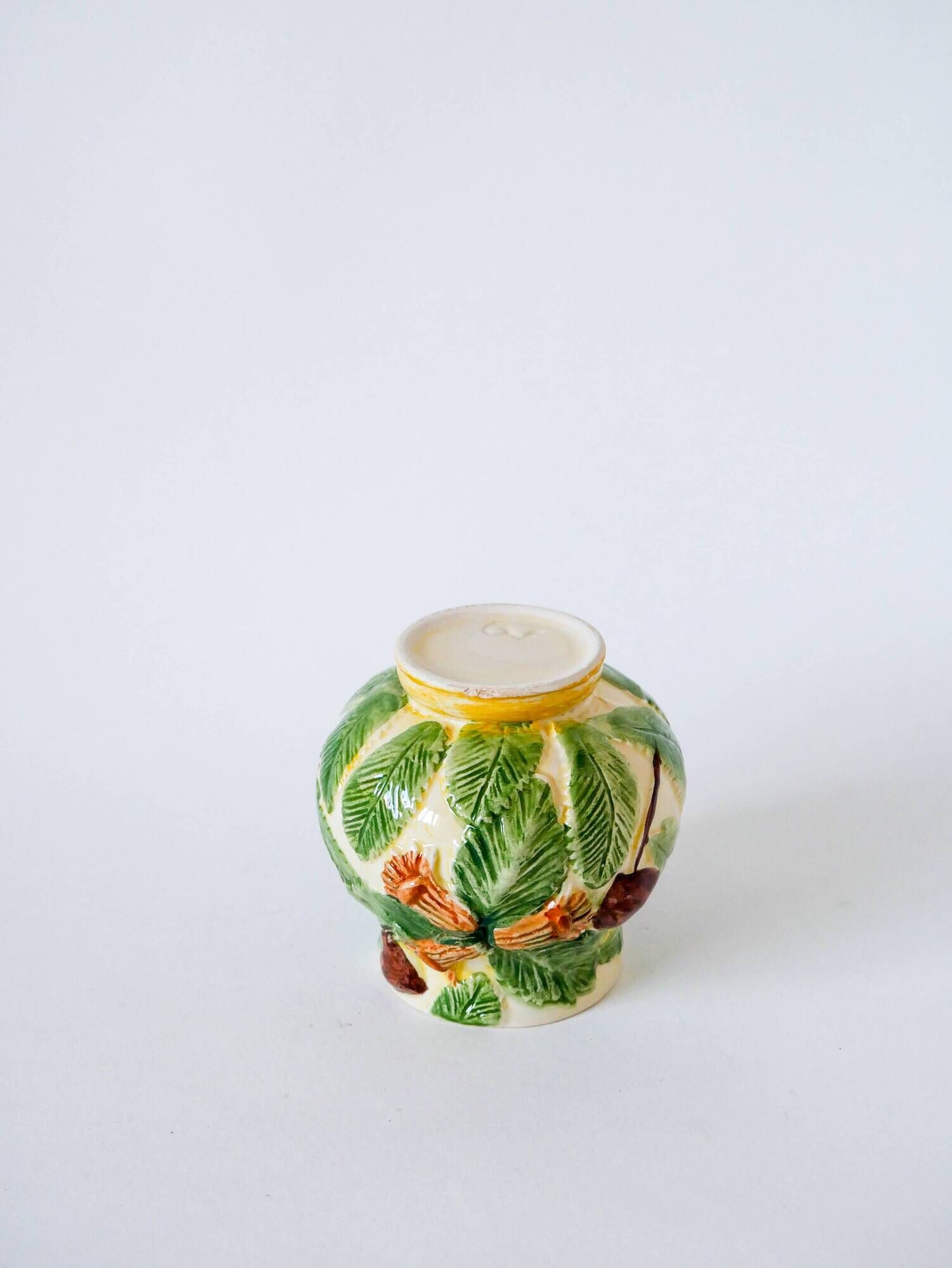 Tea service consisting of a teapot, a milk jug and a numbered hazelnut slip sugar bowl