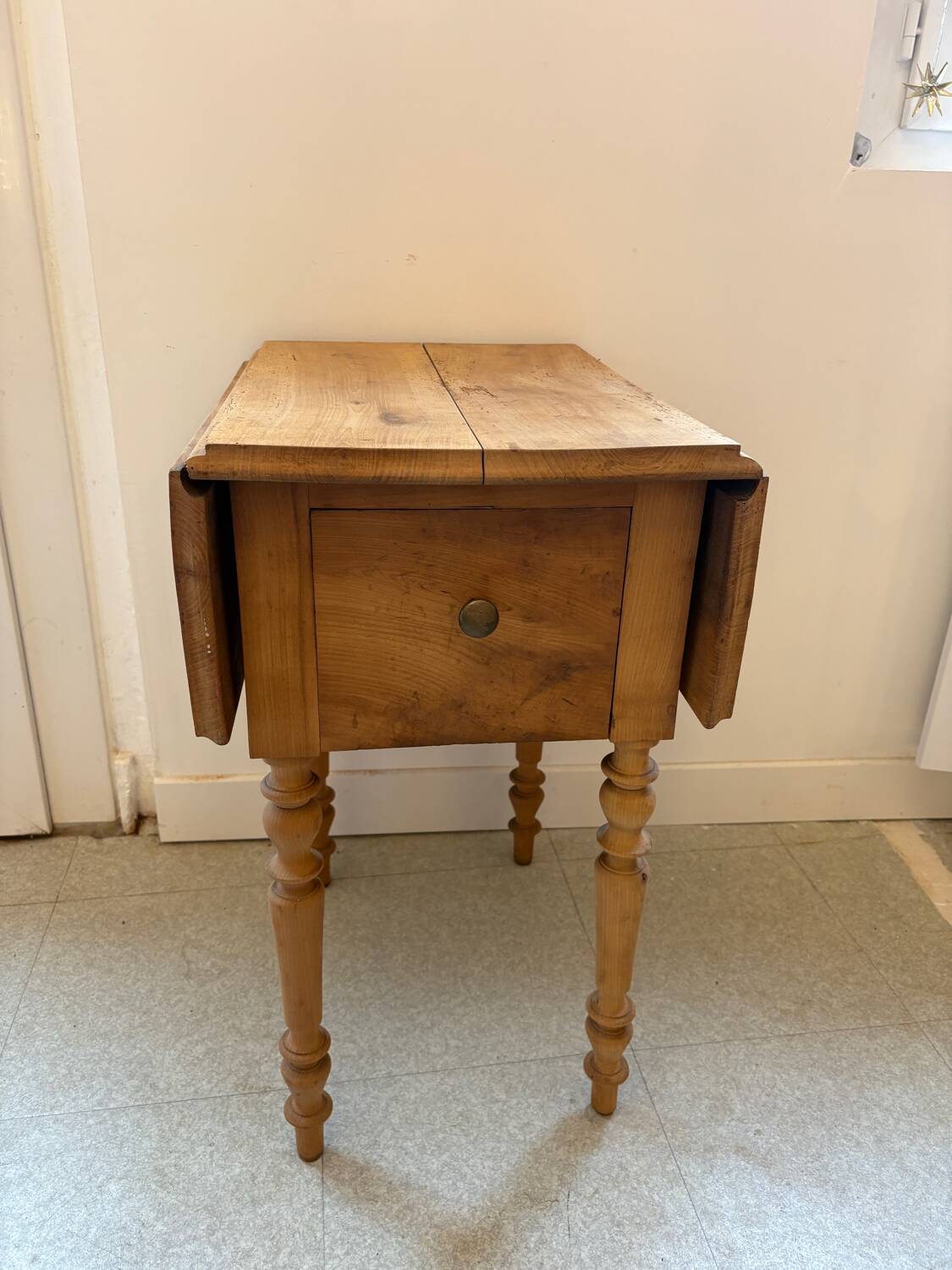 Dressing table with flaps, sandblasted.