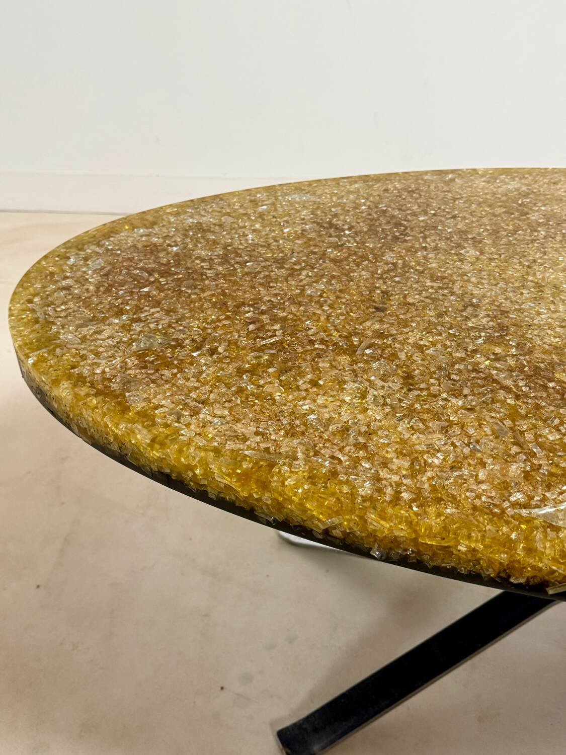 Table basse en résine par Pierre Giraudon
