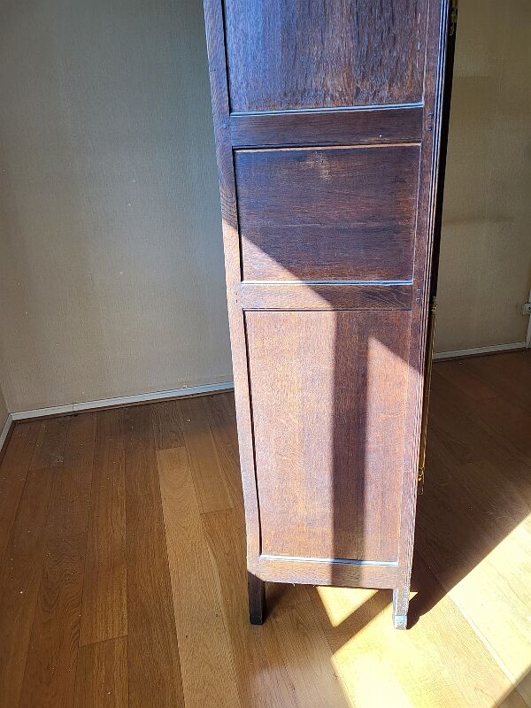 Armoire en chene sculptee du xviii ème siecle