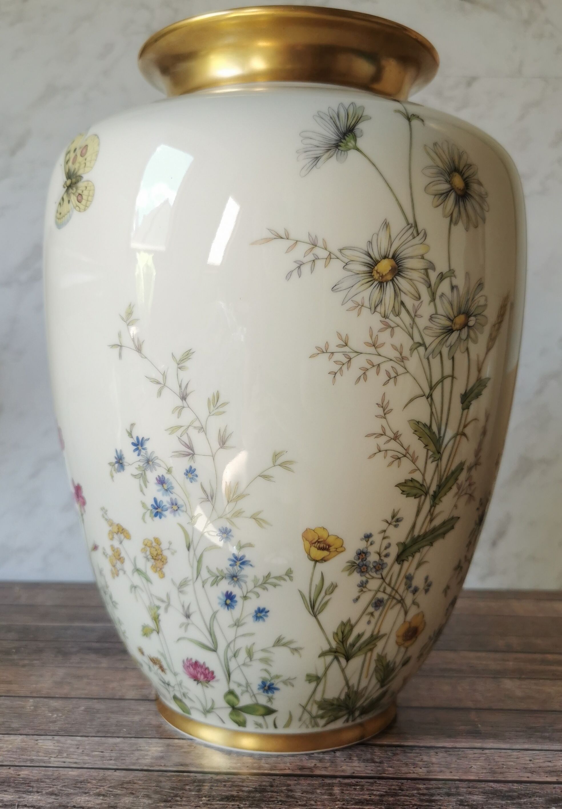 Porcelain vase flowers Wiesengrund und Bergeshöh'n