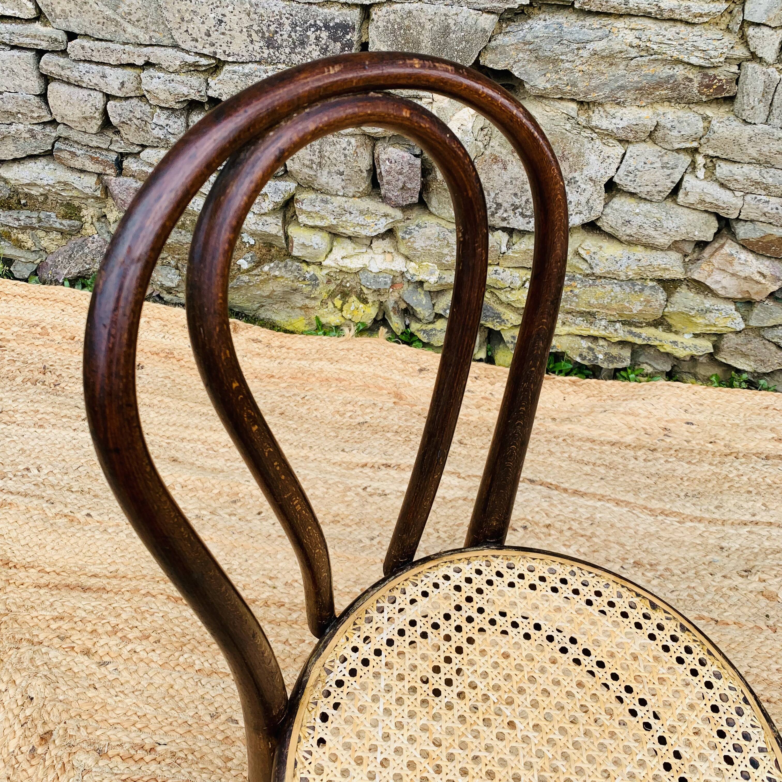 Chaise de bistrot cannée