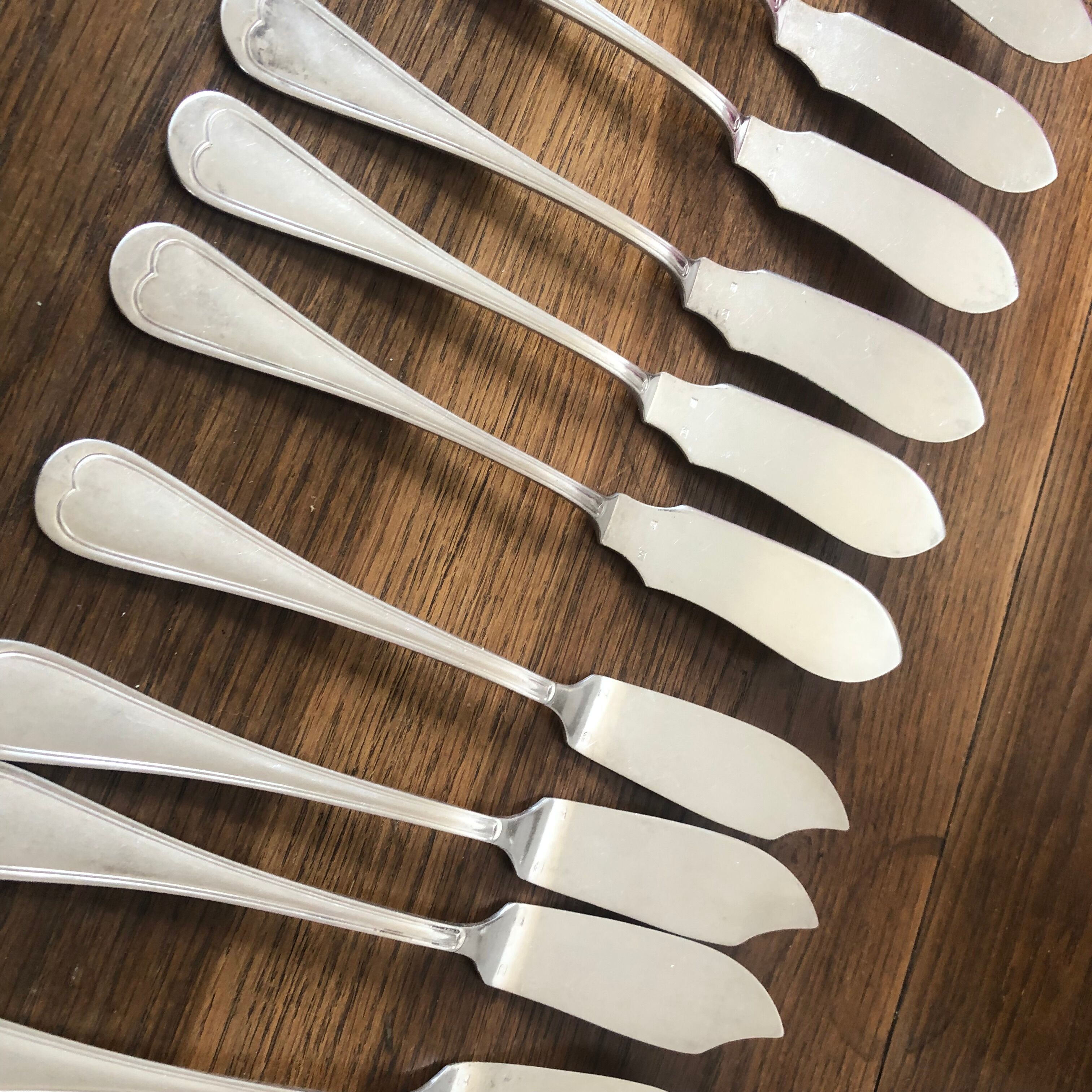 10 mismatched fish knives, silver metal