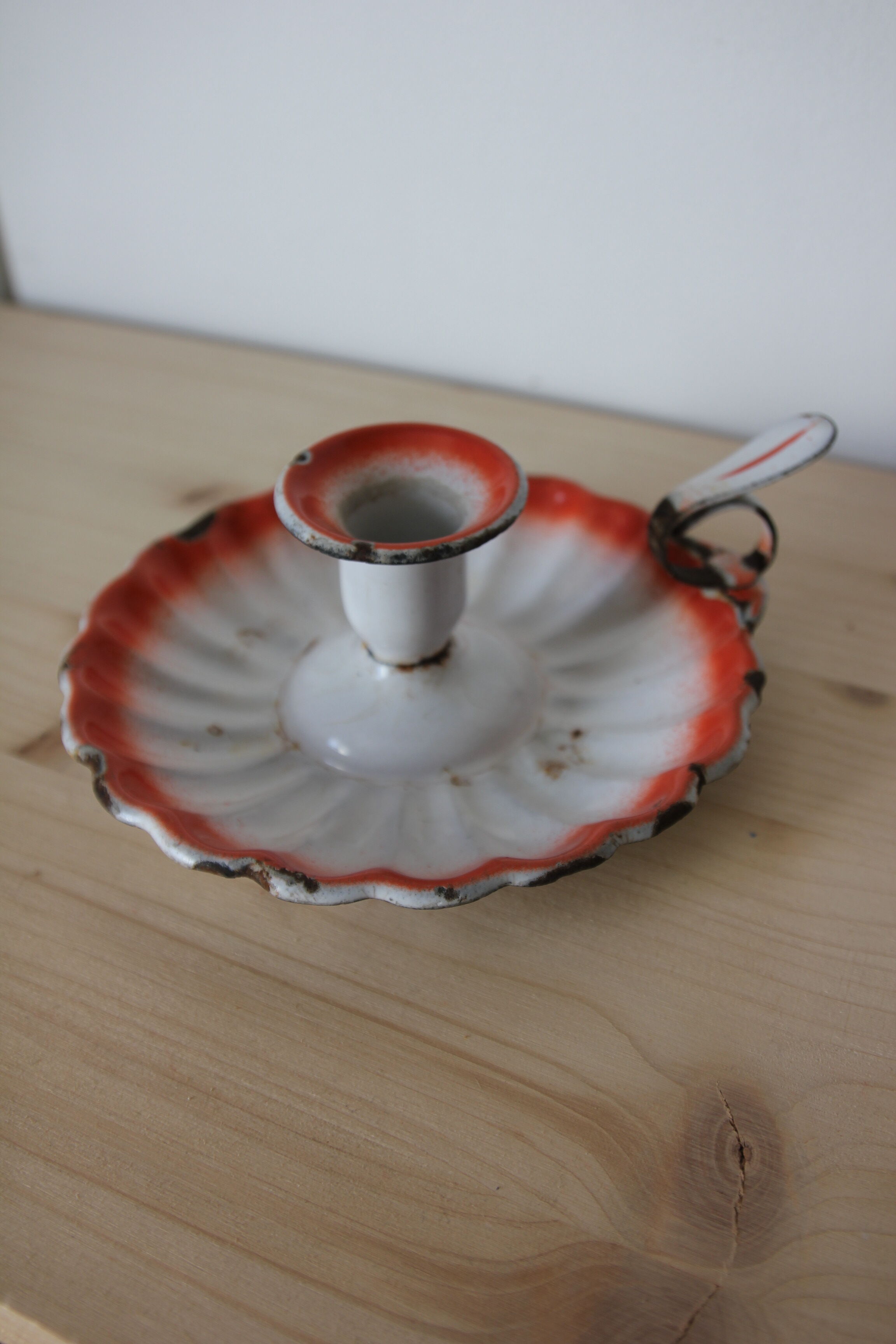 Cellar rat candle holder in enamelled sheet metal