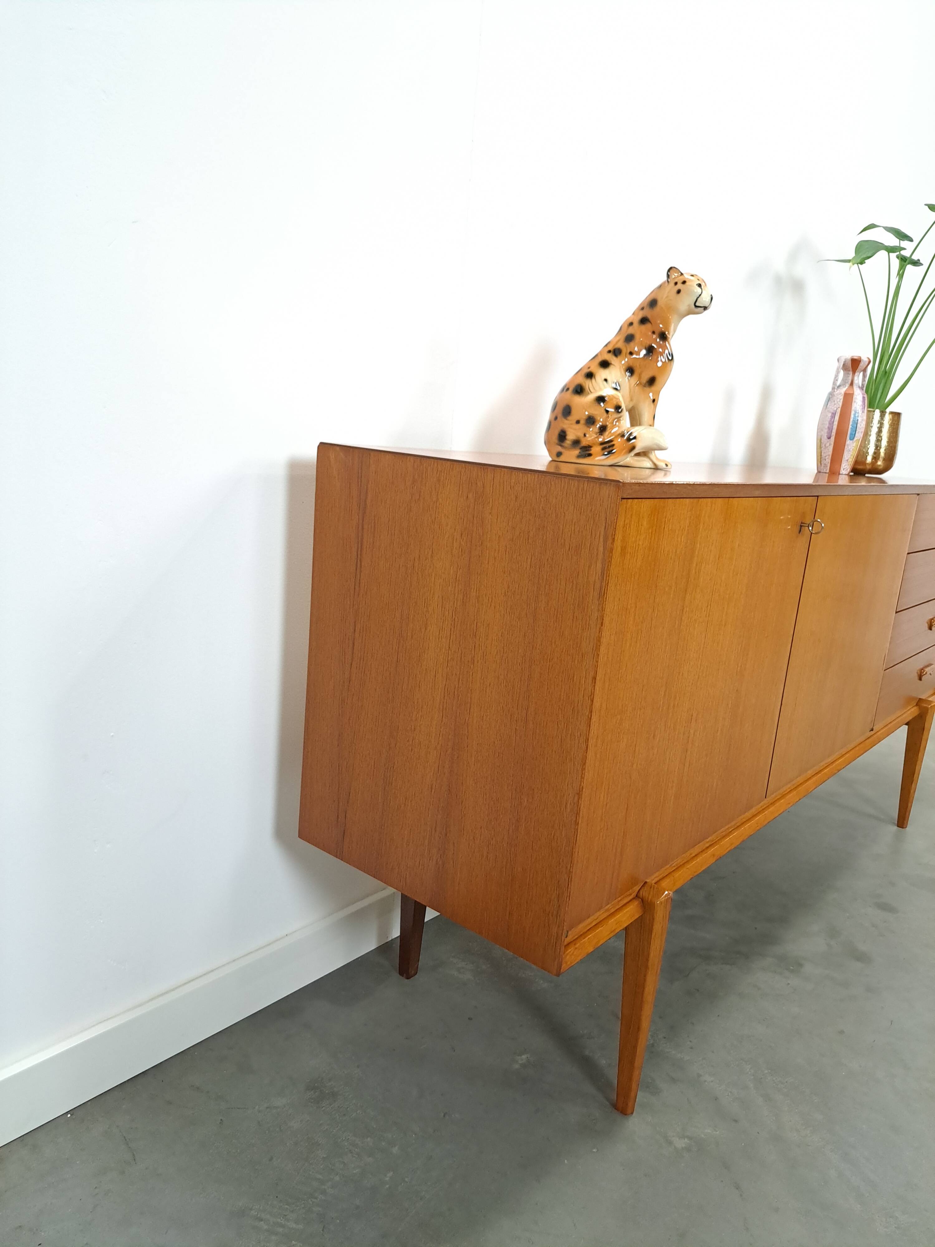 Dressoir avec de grandes capacités en lades vintage