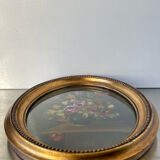 Peinture de la composition florale dans un cadre ovale en bois doré mesures 29 cm x 23 cm verre CONVEXE
