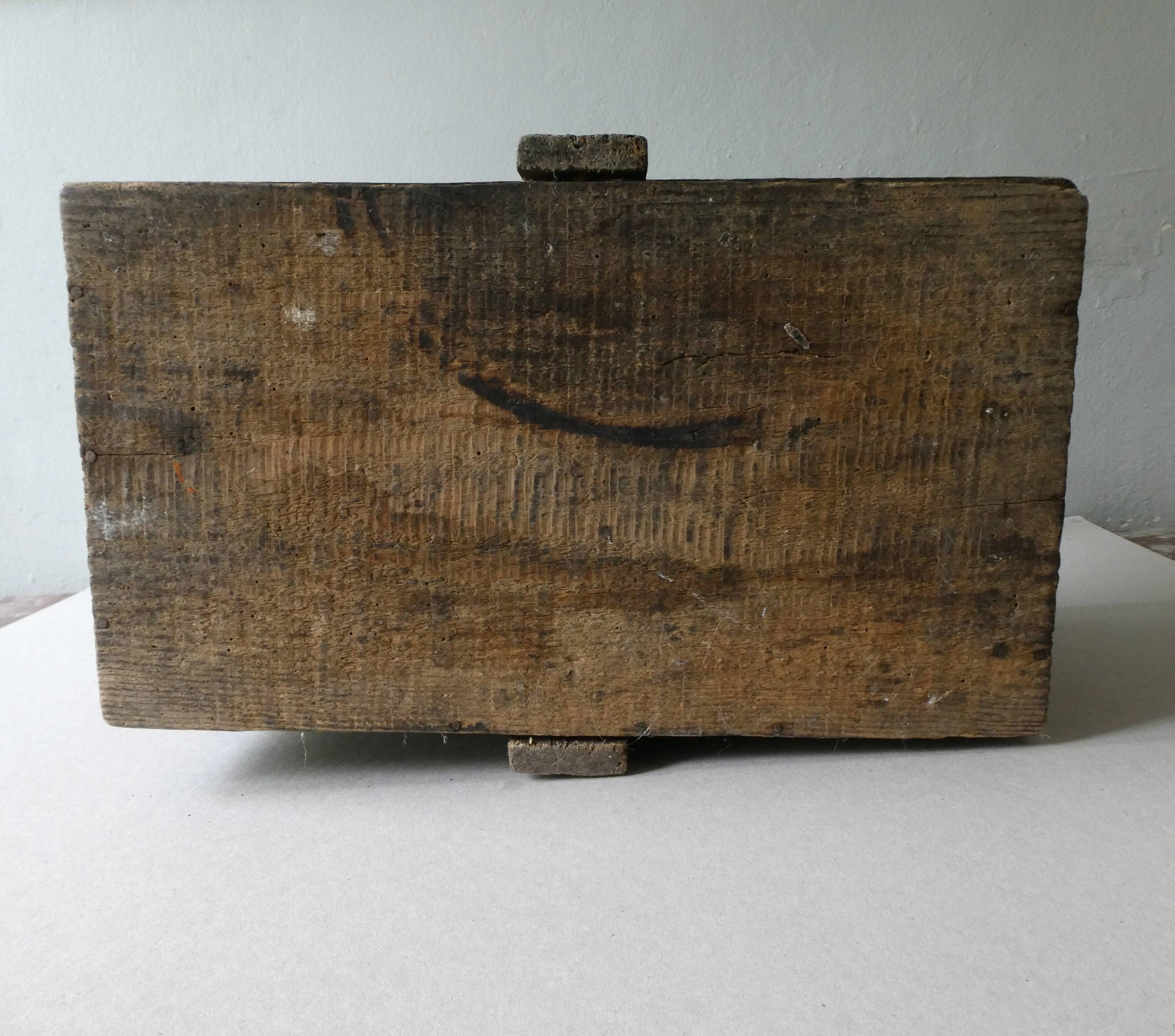 Raw wood horticulturer basket, black patina