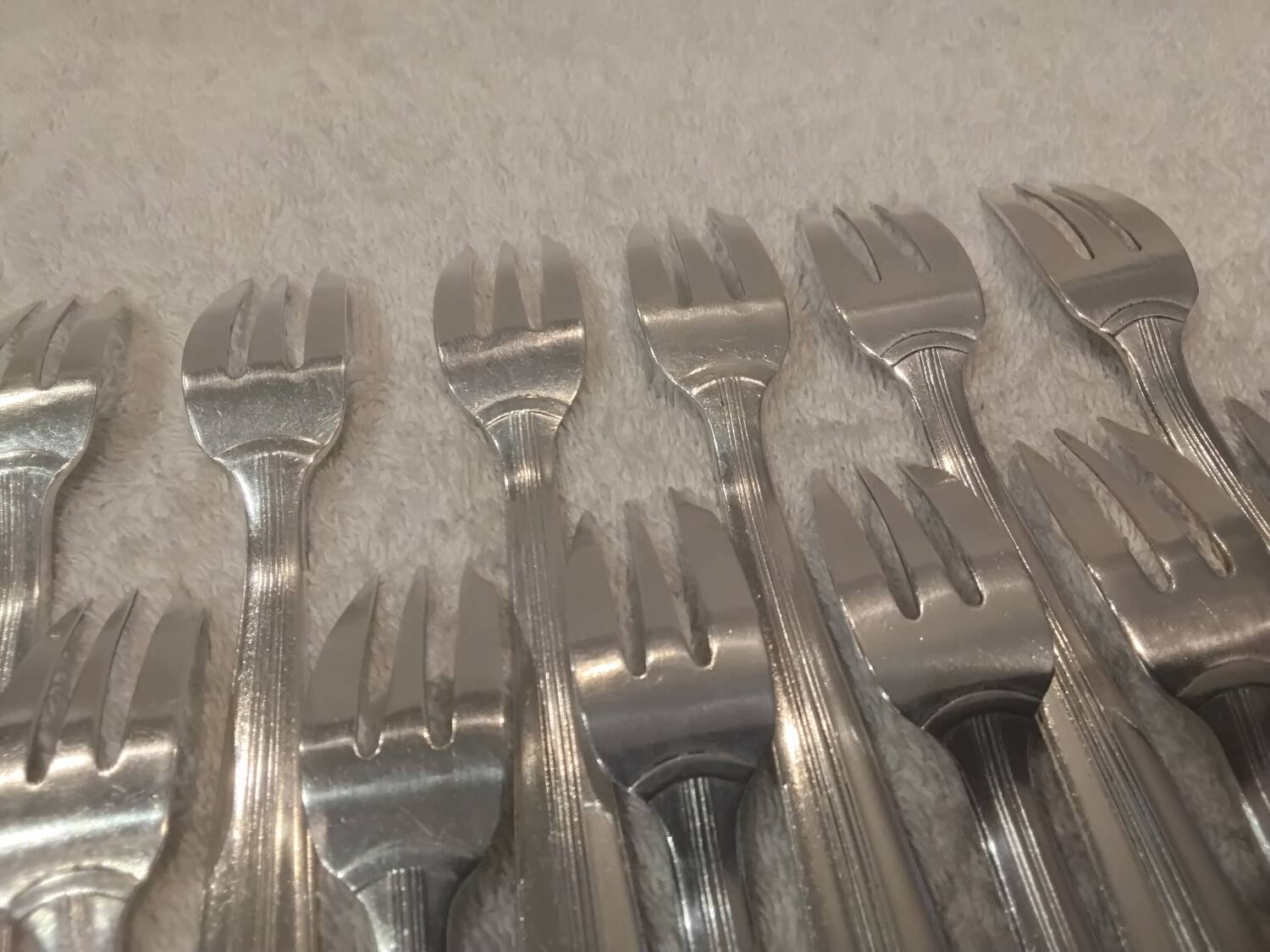 12 fourchettes à gateaux en métal argenté orfèvre Ercuis Chantilly