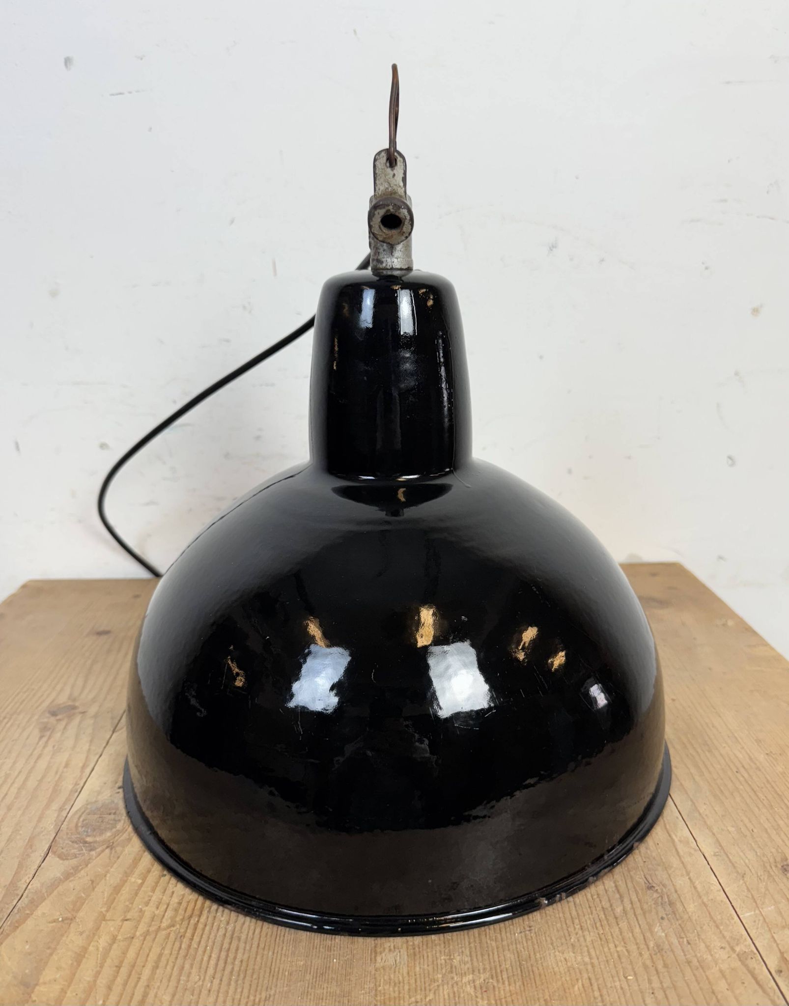 Lampe d'usine industrielle en émail noir avec dessus en fonte, années 1950