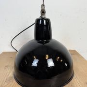 Lampe d'usine industrielle en émail noir avec dessus en fonte, années 1950