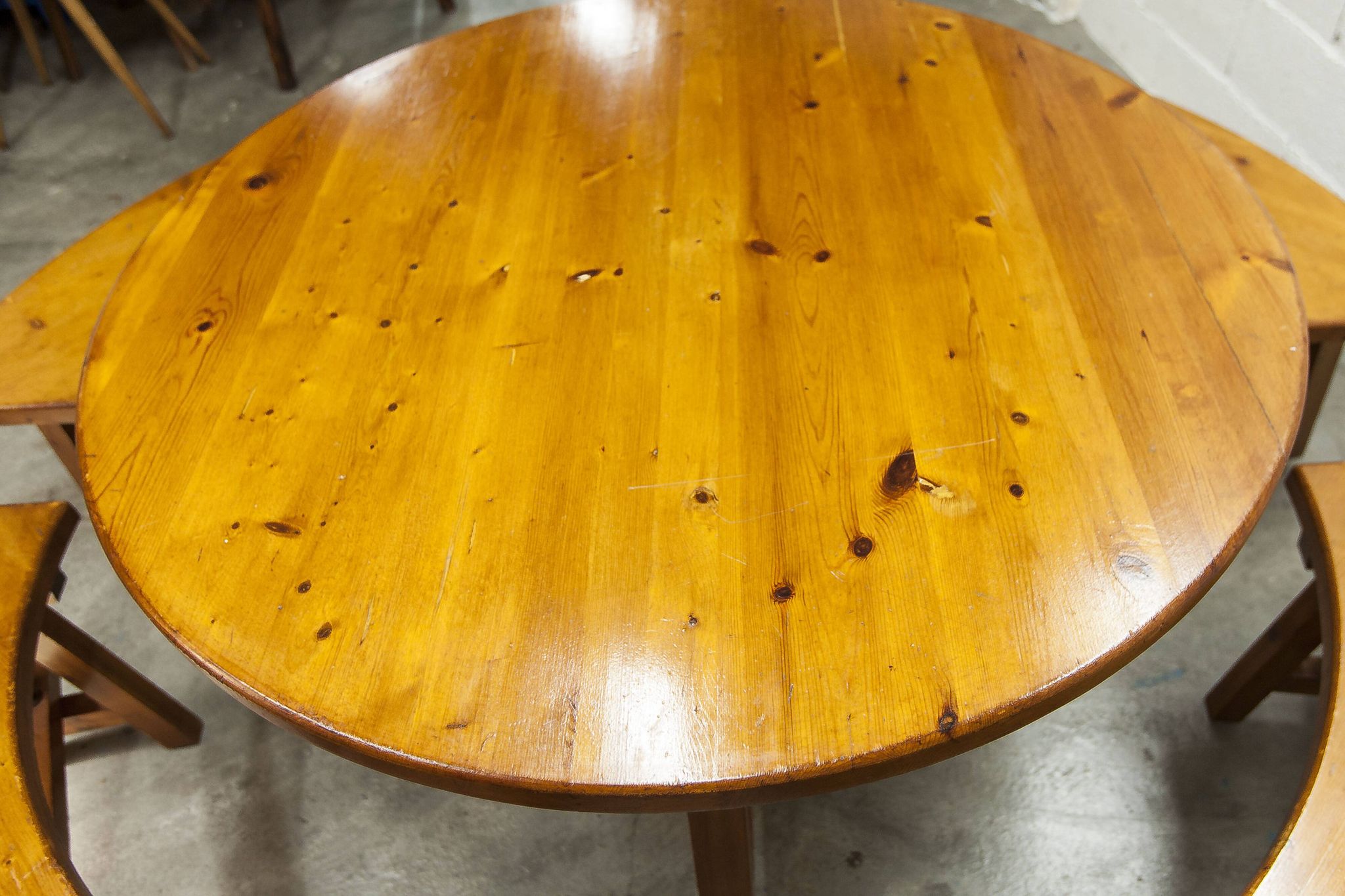 Brutalist ensemble round table 113cm and its 4 rounded stools 1960