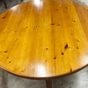 Brutalist ensemble round table 113cm and its 4 rounded stools 1960