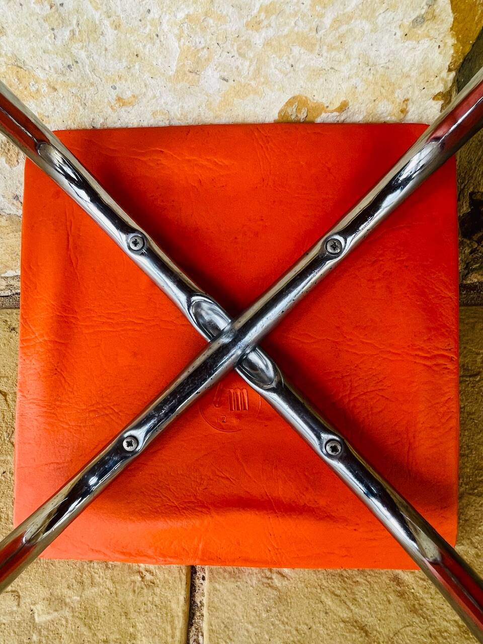 Tabouret vintage skaï orange et pieds chrome circa 70s