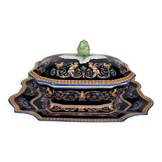 Very large soup tureen and its plate in Gien earthenware. 20th century.