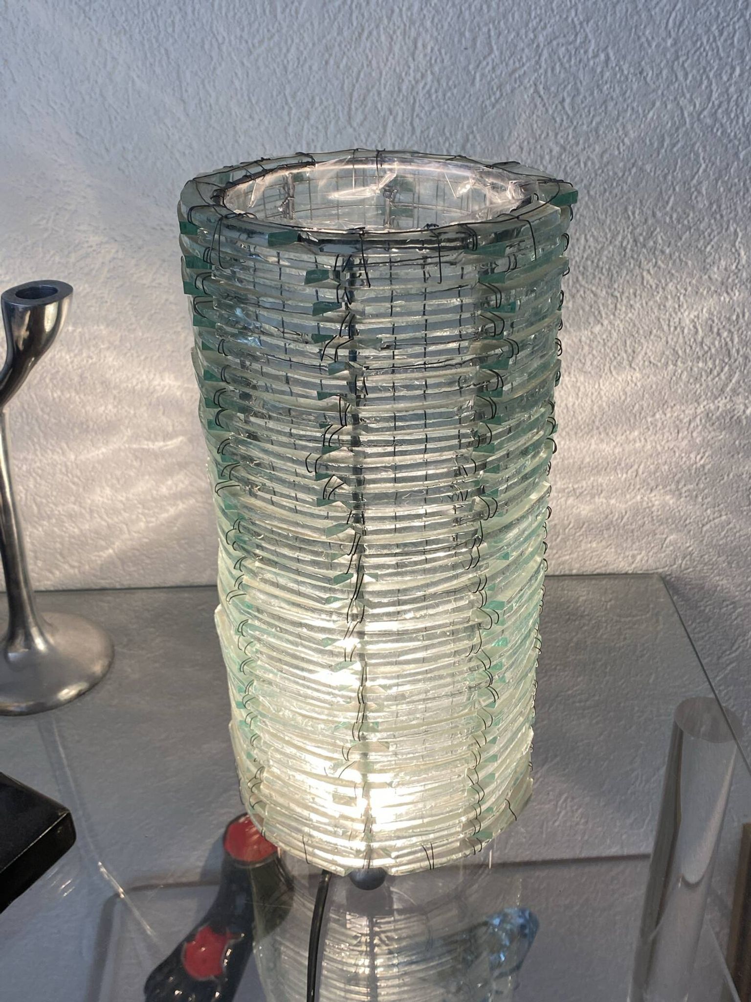 Lampe en verre de couleur bleutée et fil de fer