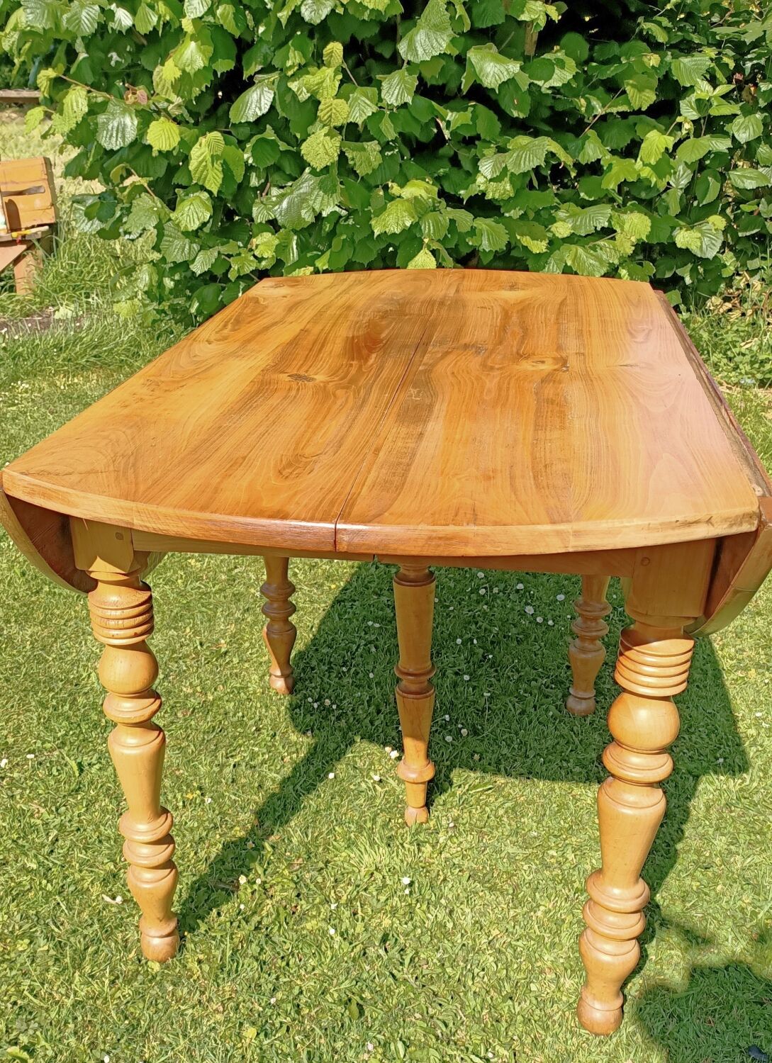 Extendable dining table
