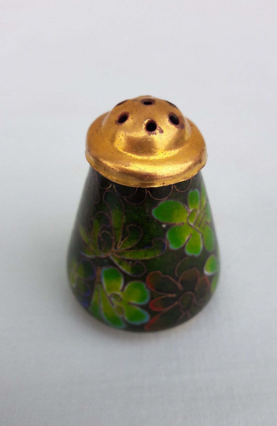 Salt and pepper shaker in partitioned enamels