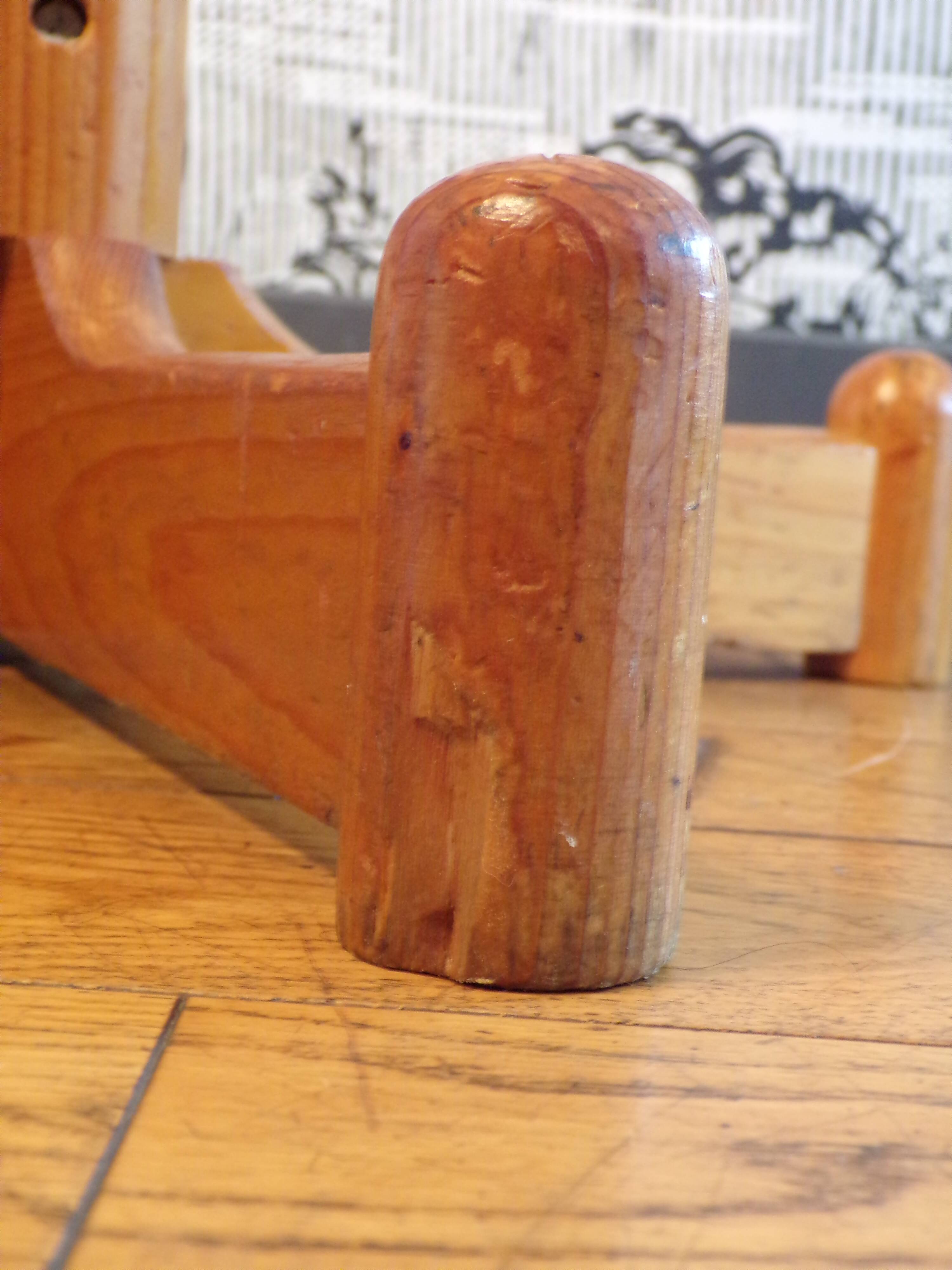 Parrot coat rack in pine 1980