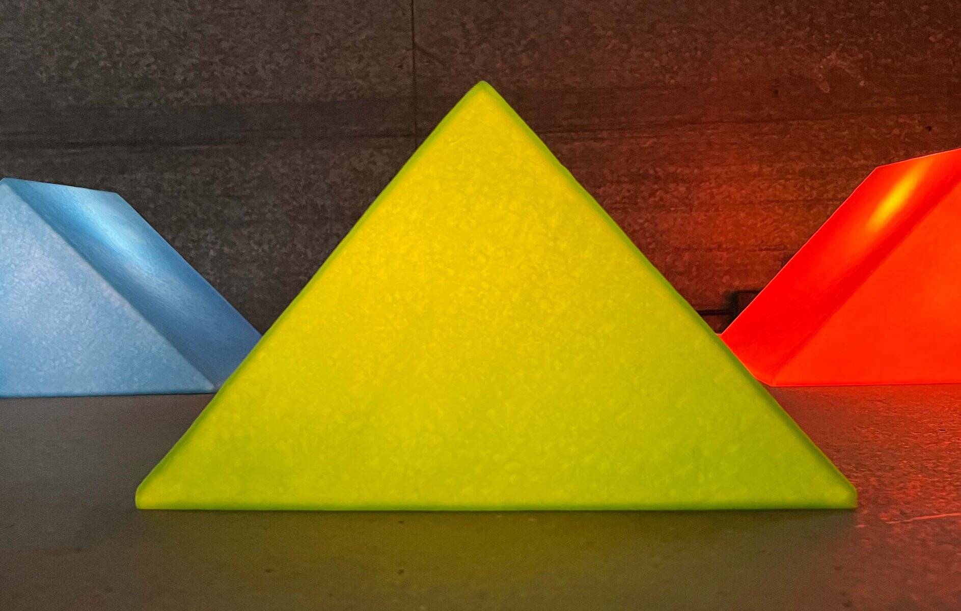 Lampe de sol ou de table en forme de prisme vert postmoderne de Heico, années 1980.