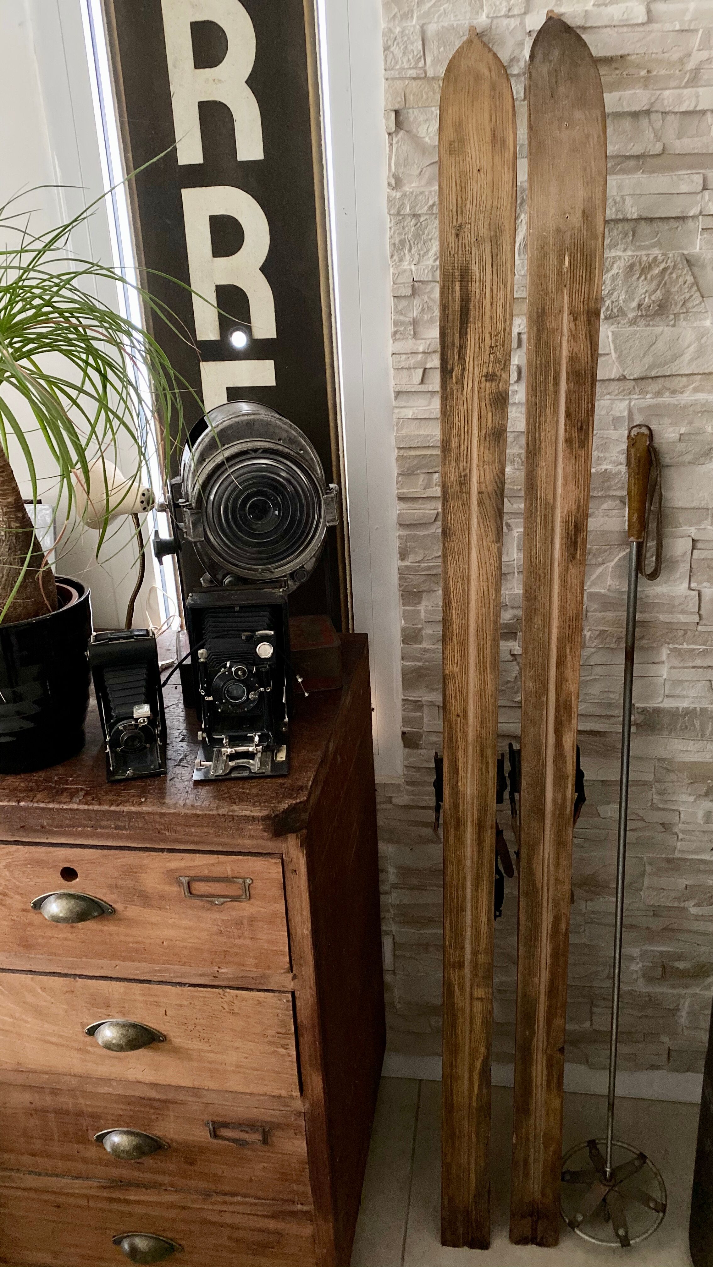 Paire de ski vintage en bois