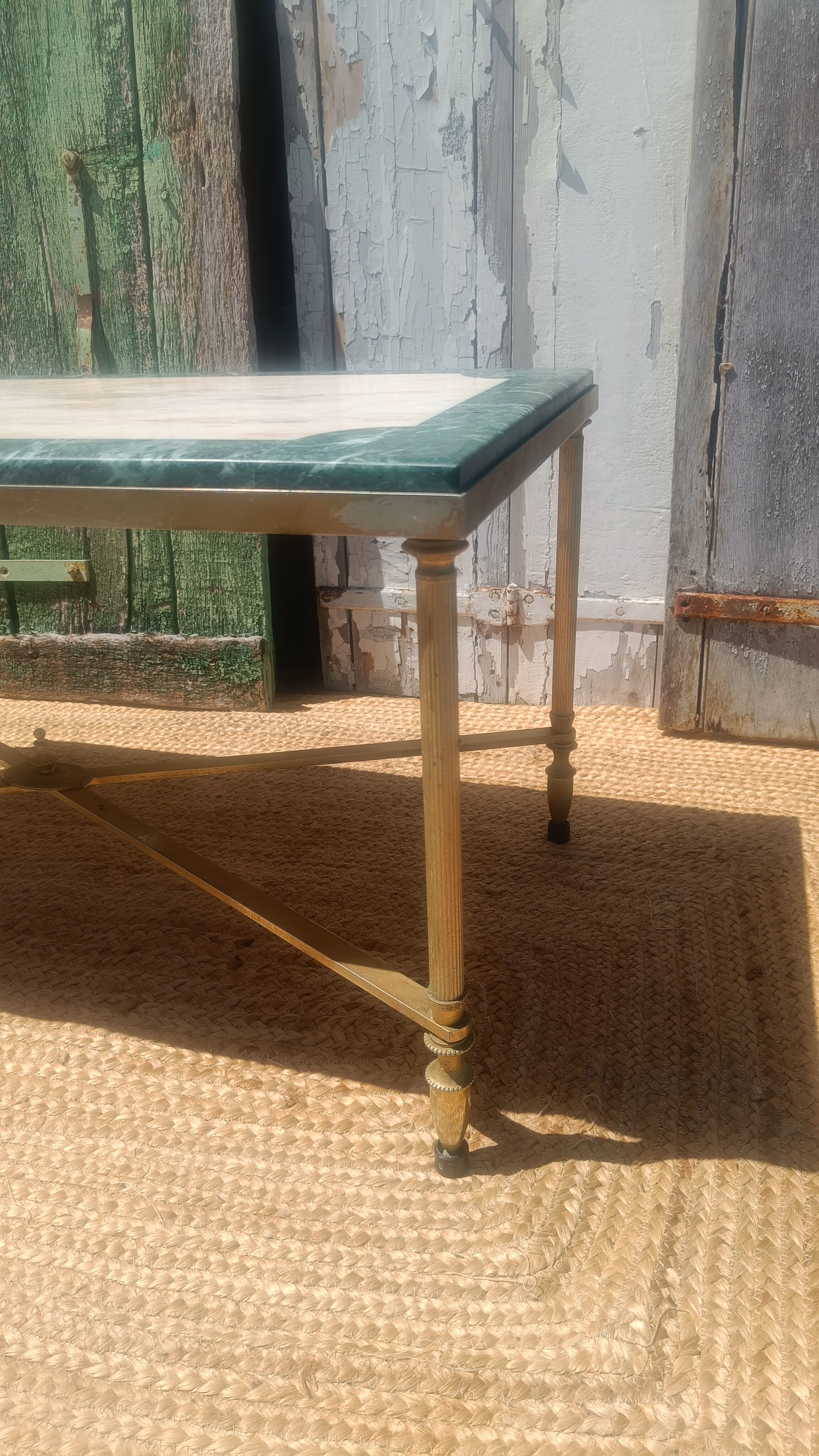 Table basse en marbre et laiton, style Maison Jansen, années 1970