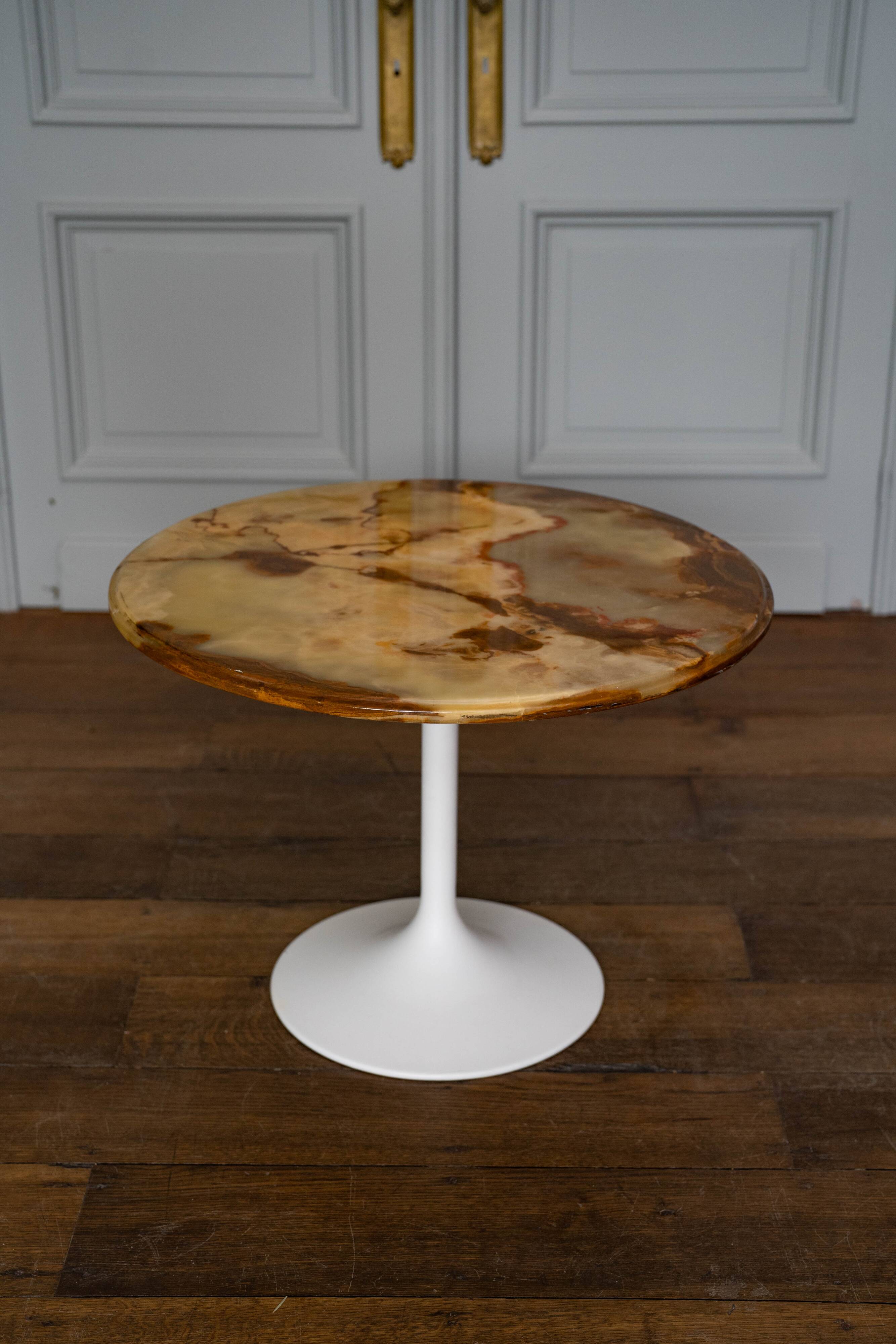Onyx side table with tulip base