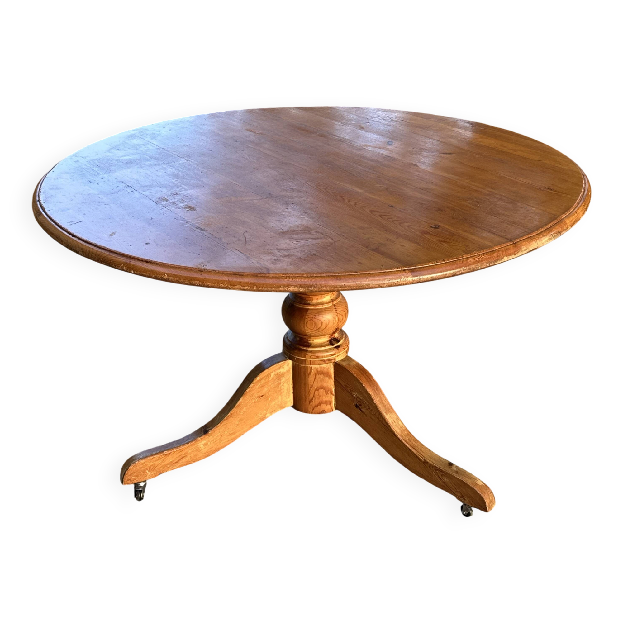 Round pine table with a diameter of 120 cm.
