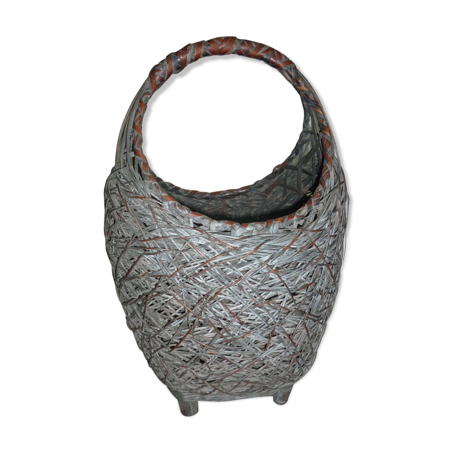 Egg-shaped basket with its woven vegetable handle