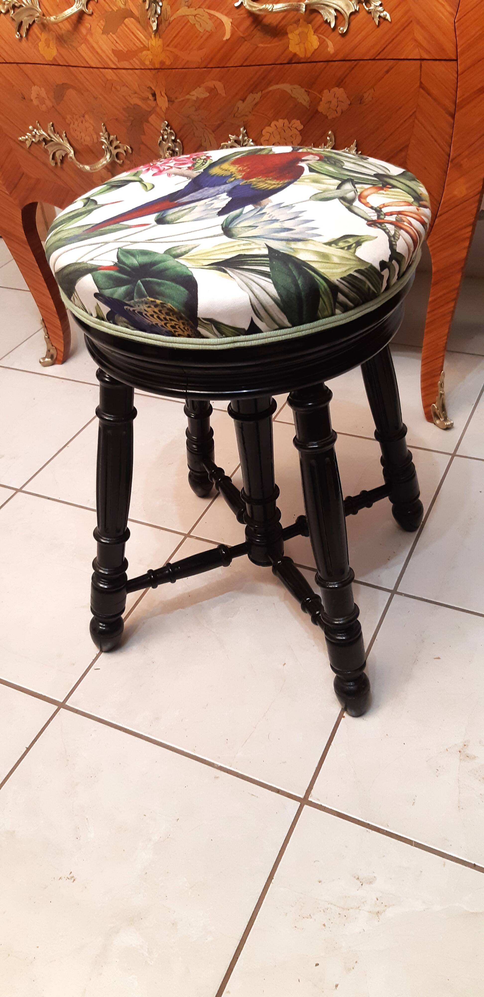 19th century Napoleon 3 piano stool with 4 turned legs, adjustable in height, restored to new