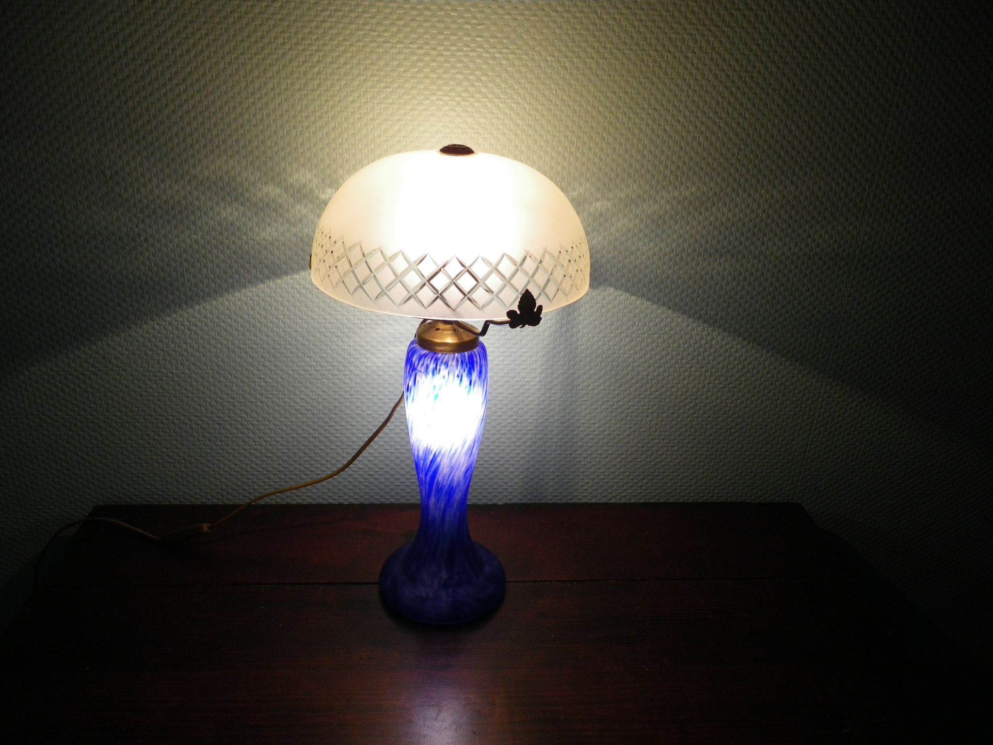 Lamp to lay, crystal lampshade cut with brass rosette, lamp foot in glass pase