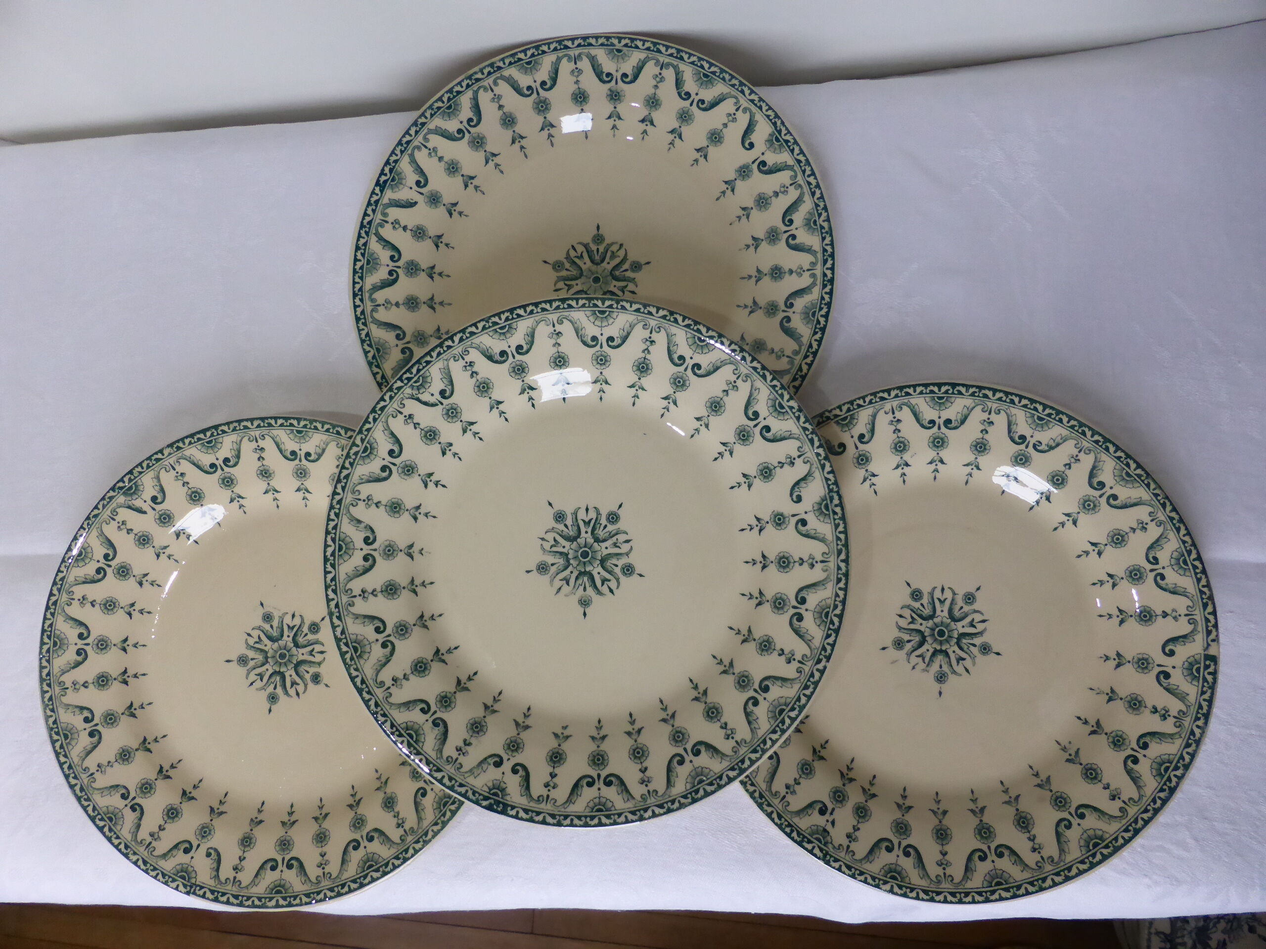 4 flat plates in iron earth from Gien Florentine model 211203