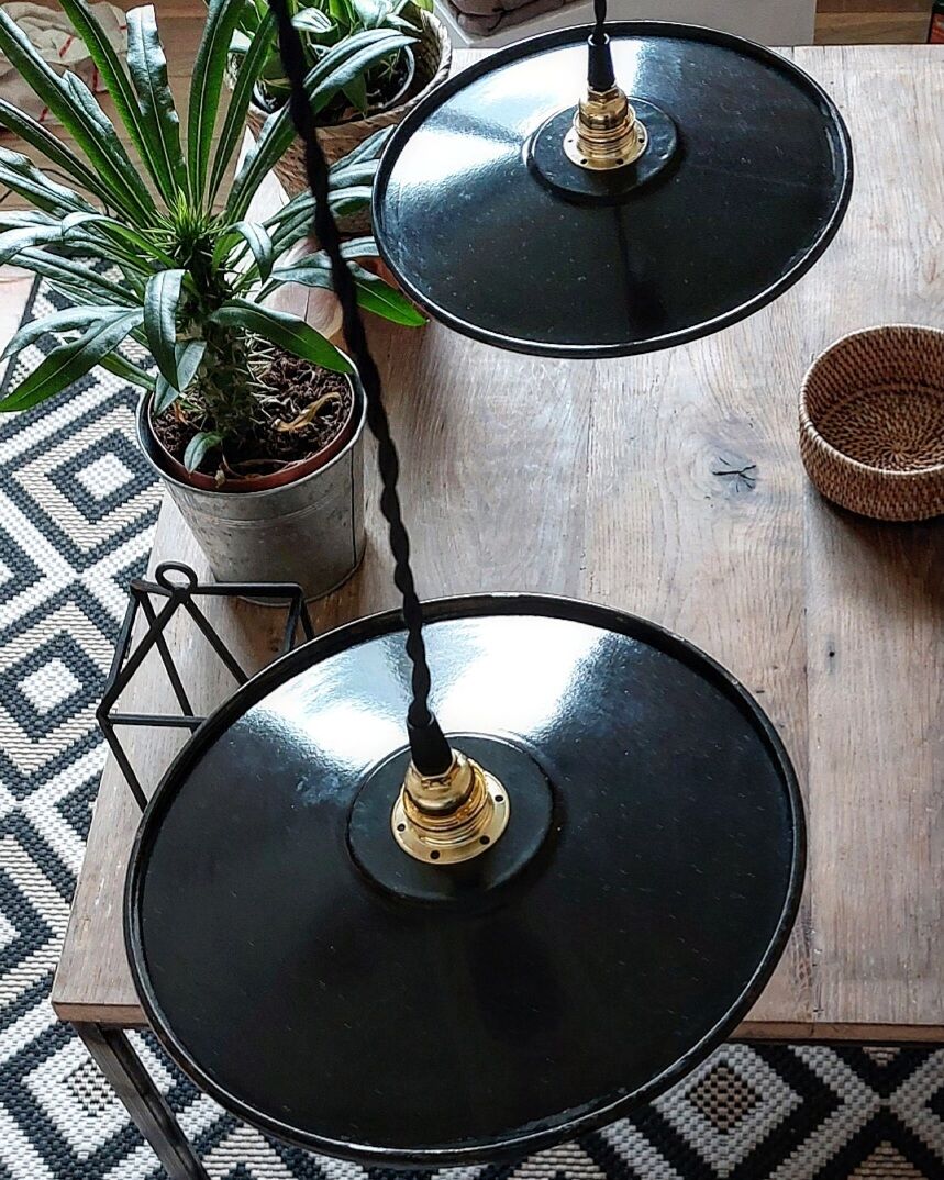Enamelled sheet metal pendant lamp