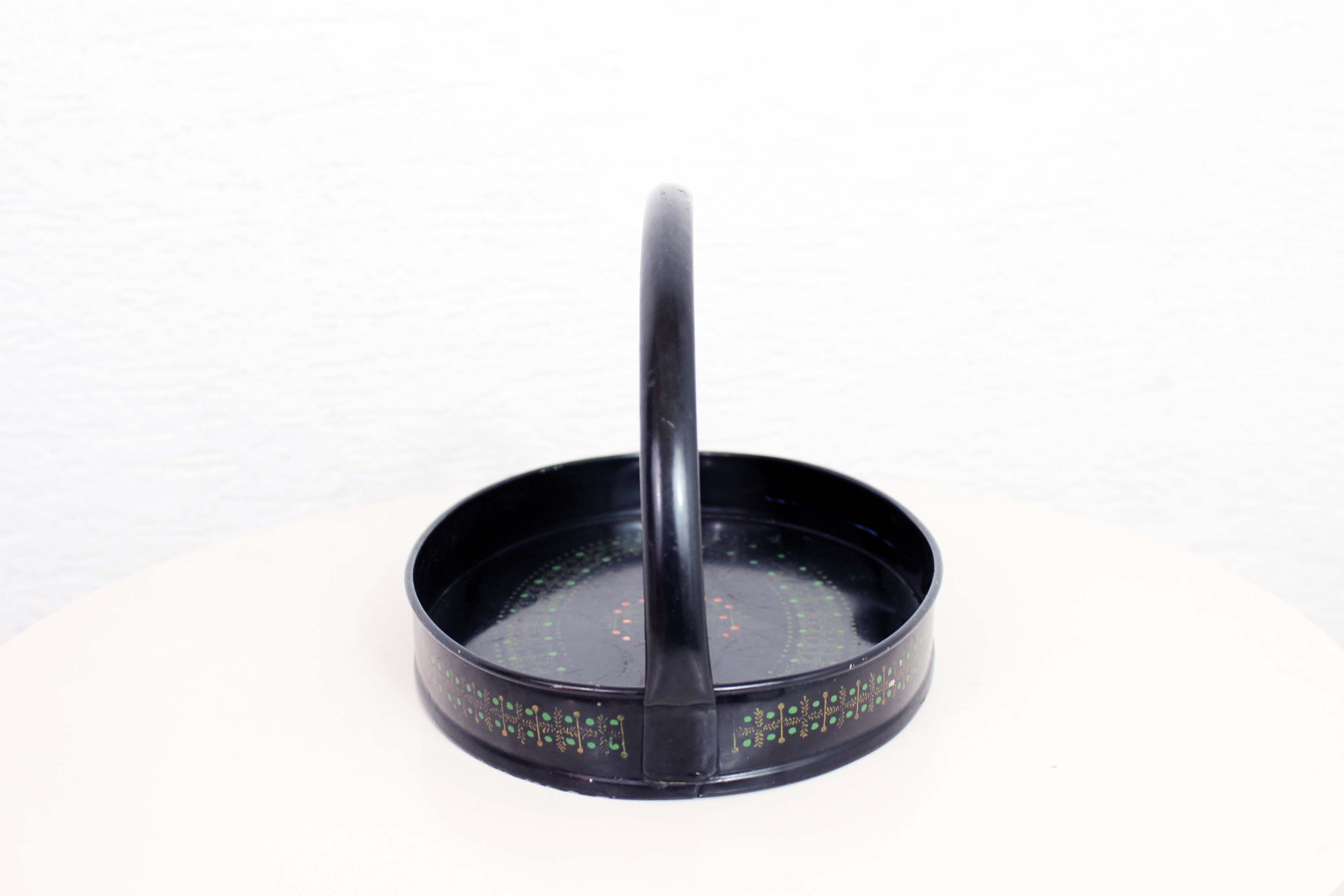 Vintage dish metal with handle