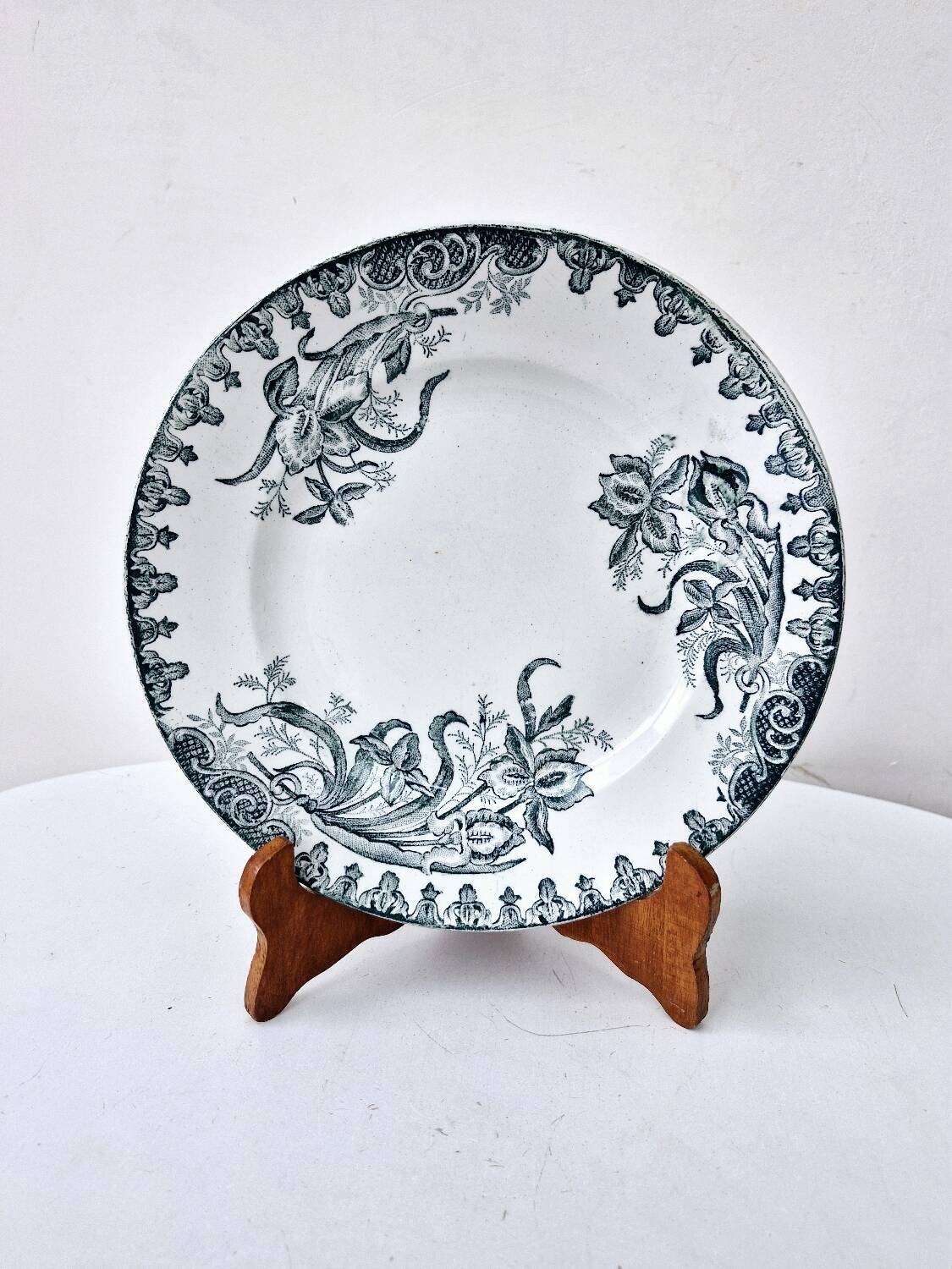 Old Iron Earth Flat Plate Saint Amand Amandinoise Lily Model