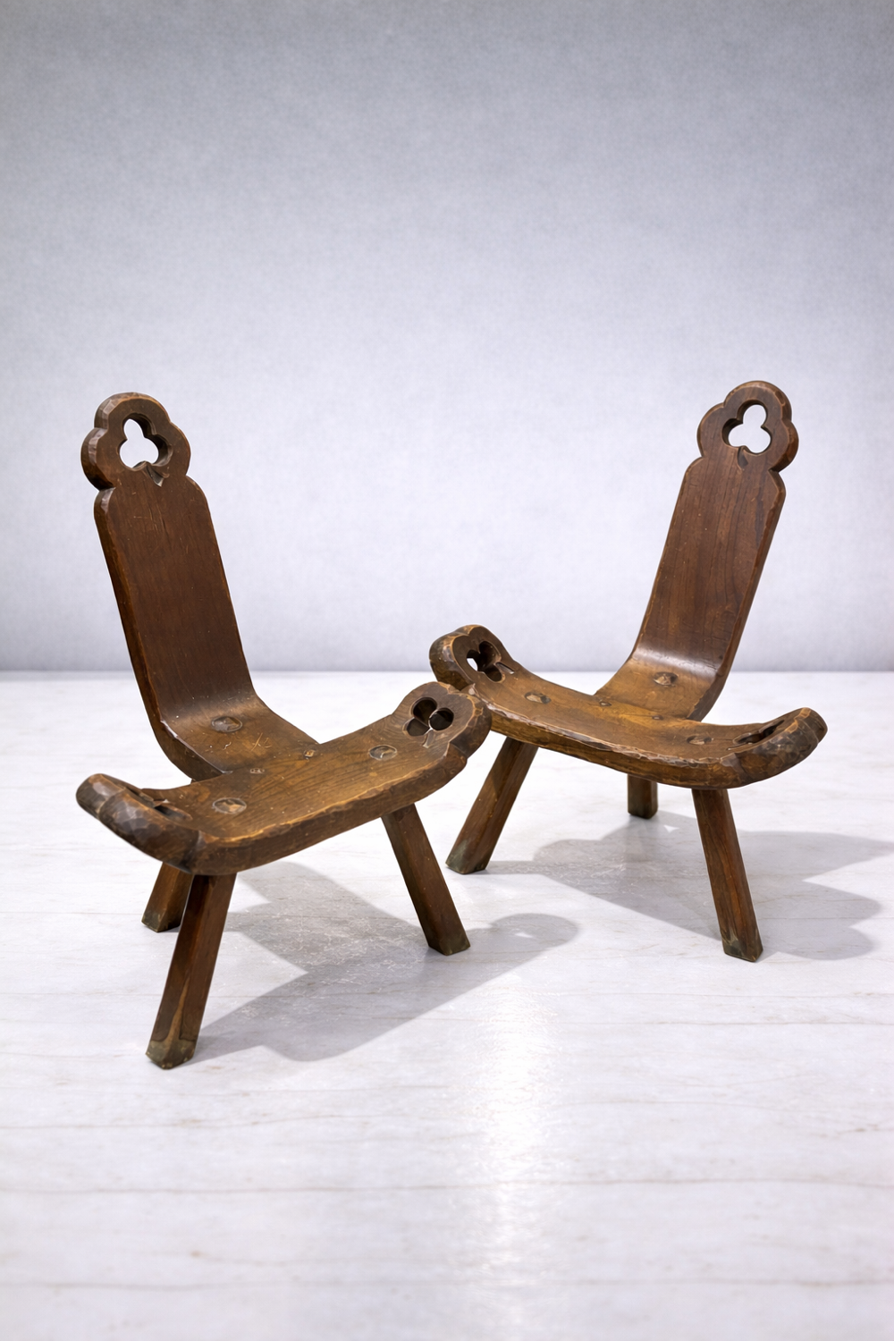 Set of 2 brutalist wooden tripod chairs – Spain 1970s