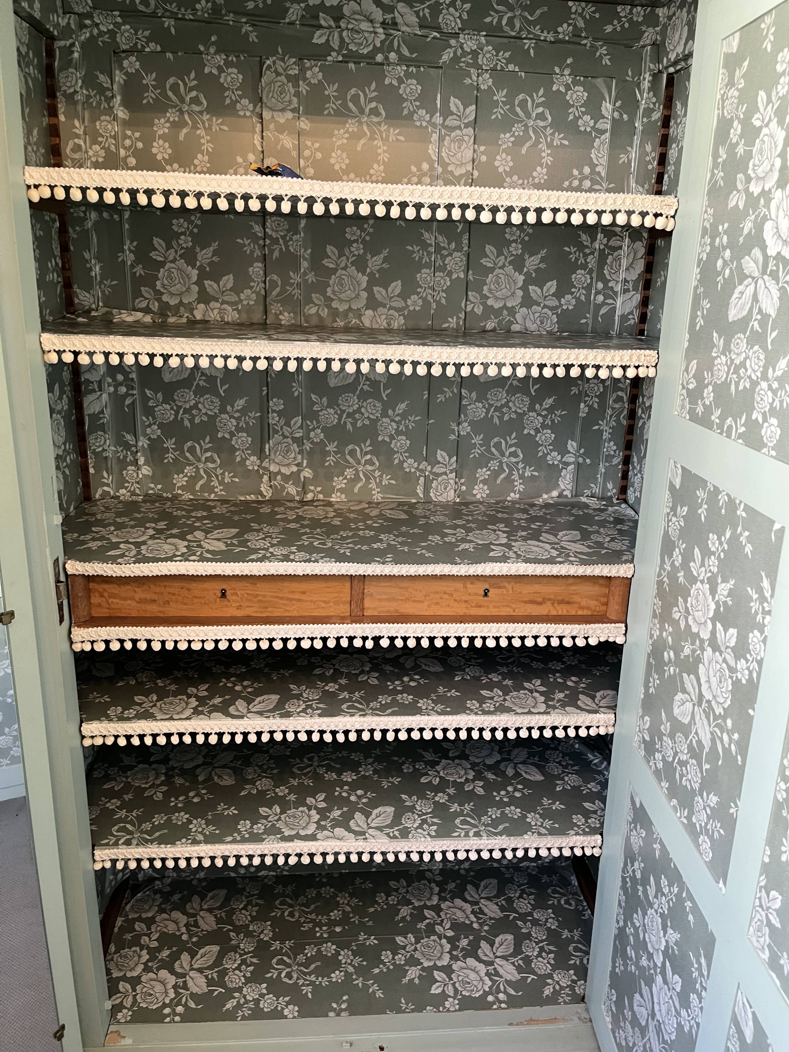 Cabinet 2 doors painted with attributes