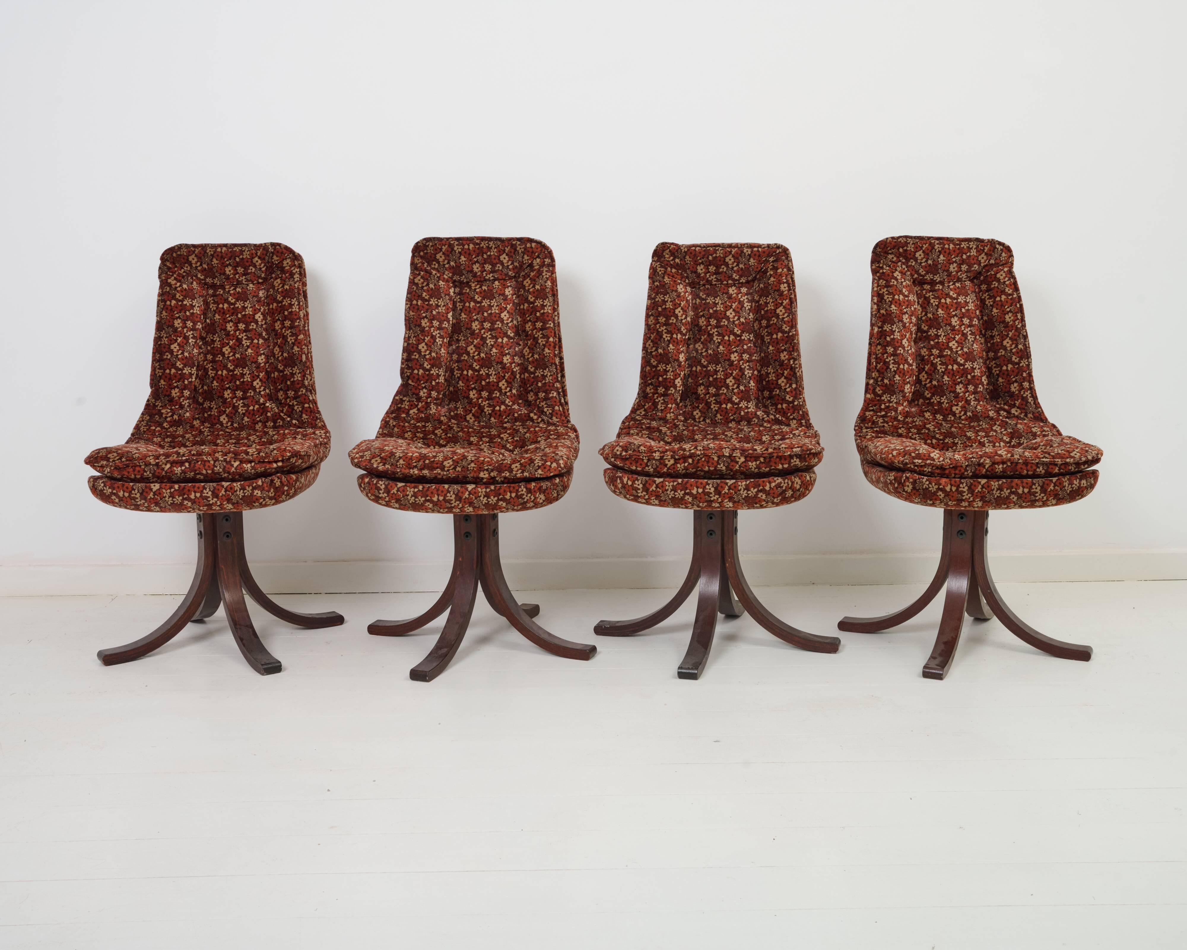4 chaises en velours marron, 1970