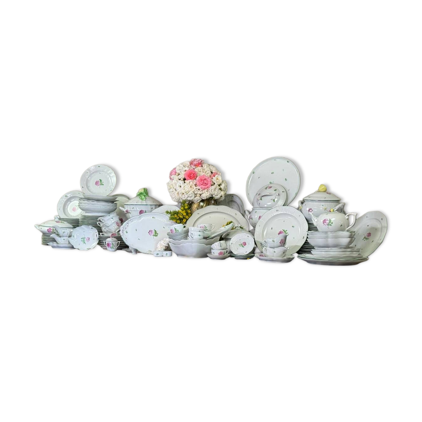 Large porcelain service, Tertia model, Herend, early 20th century, approximately 200 pieces