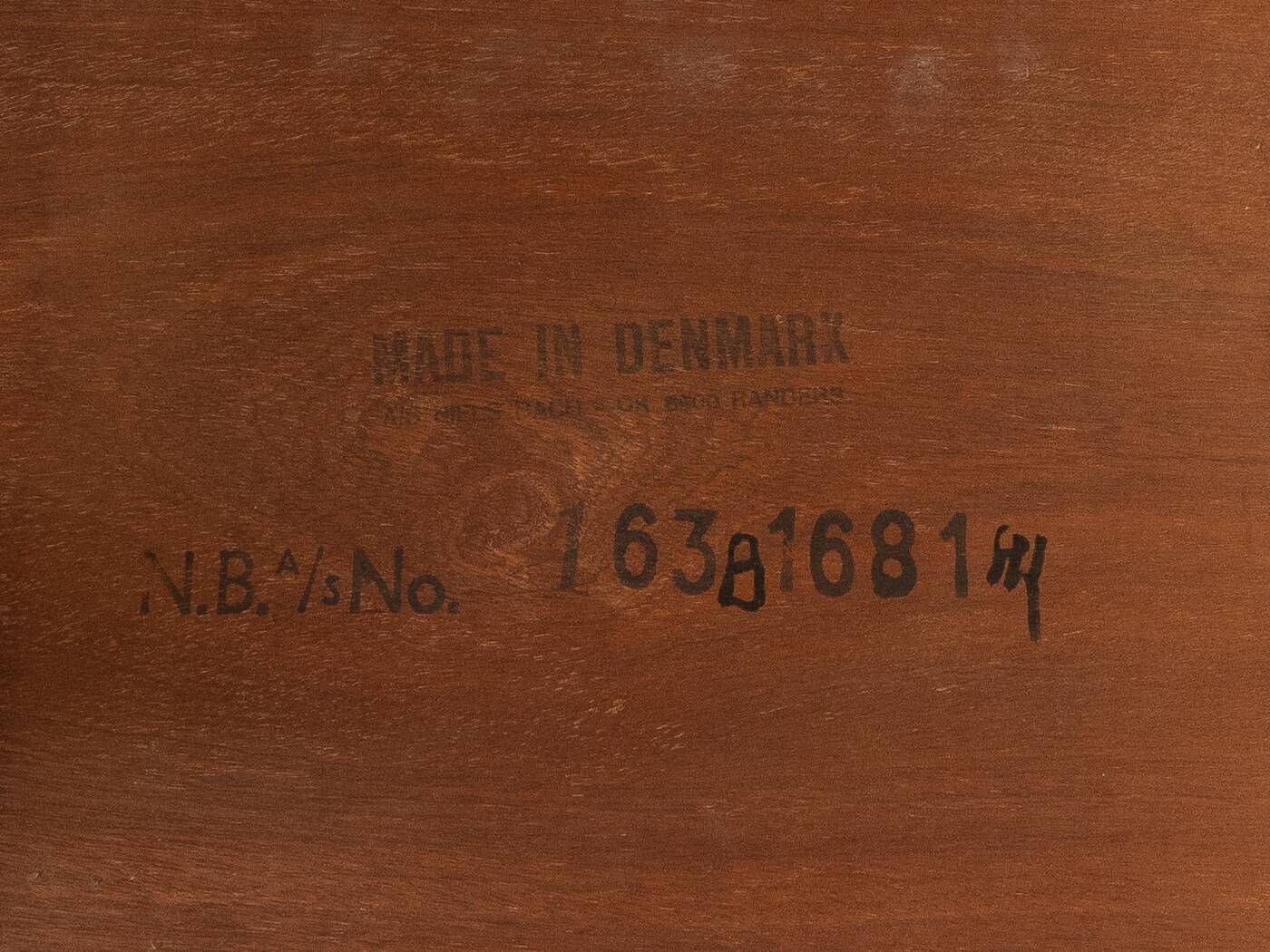 Table d'appoint élégante des années 1960 par Niels Bach A/S