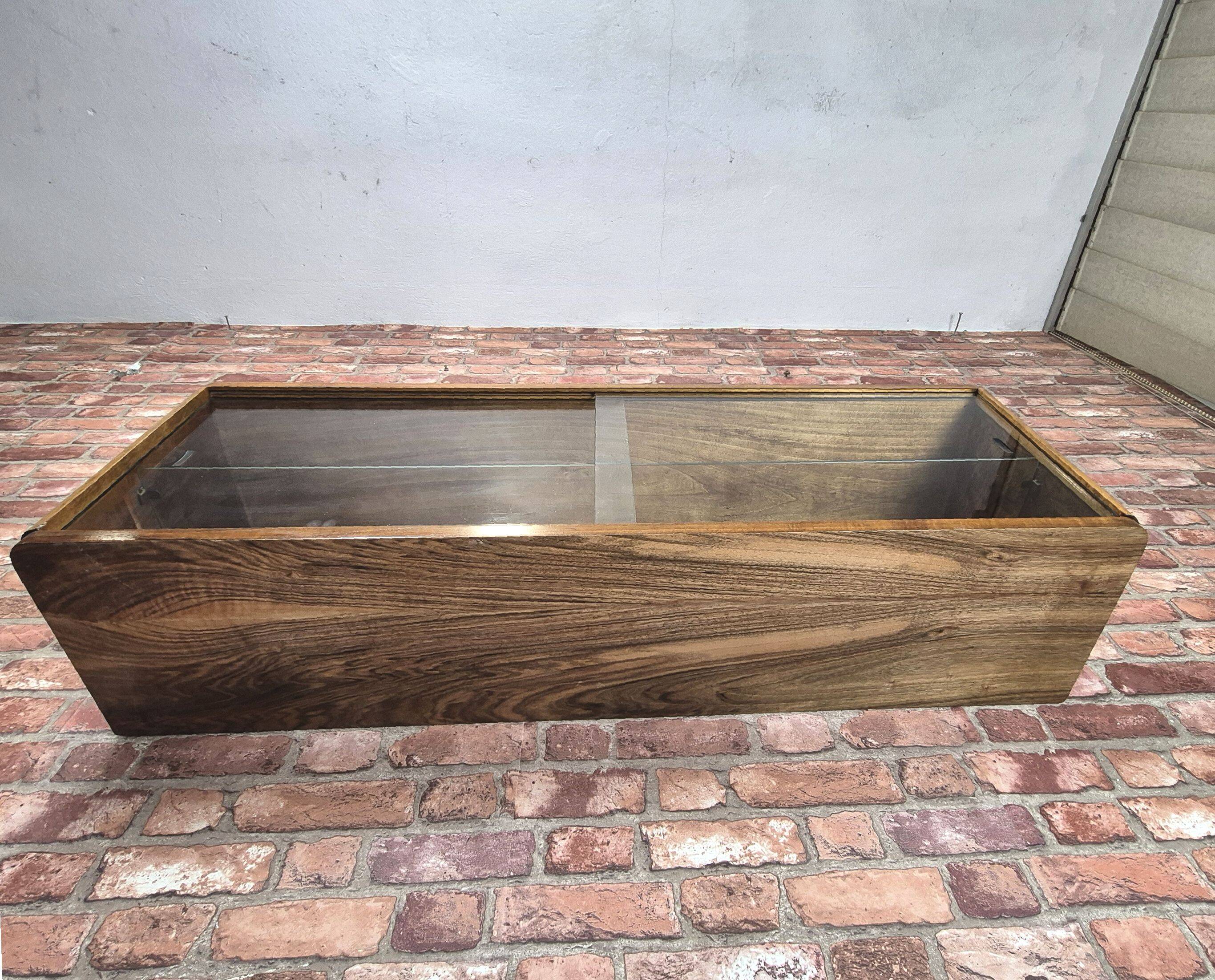 Vitrine suspendue en noyer après rénovation. Style vintage / loft / sur mesure