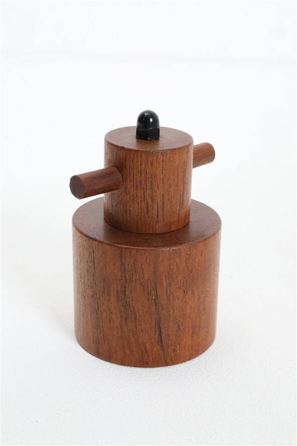 Danish teak pepper mill / crusher with high-quality Peugeot grinding mechanism / 1960s / Mid-Century Modern design
