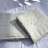 Paire de draps marqués LV