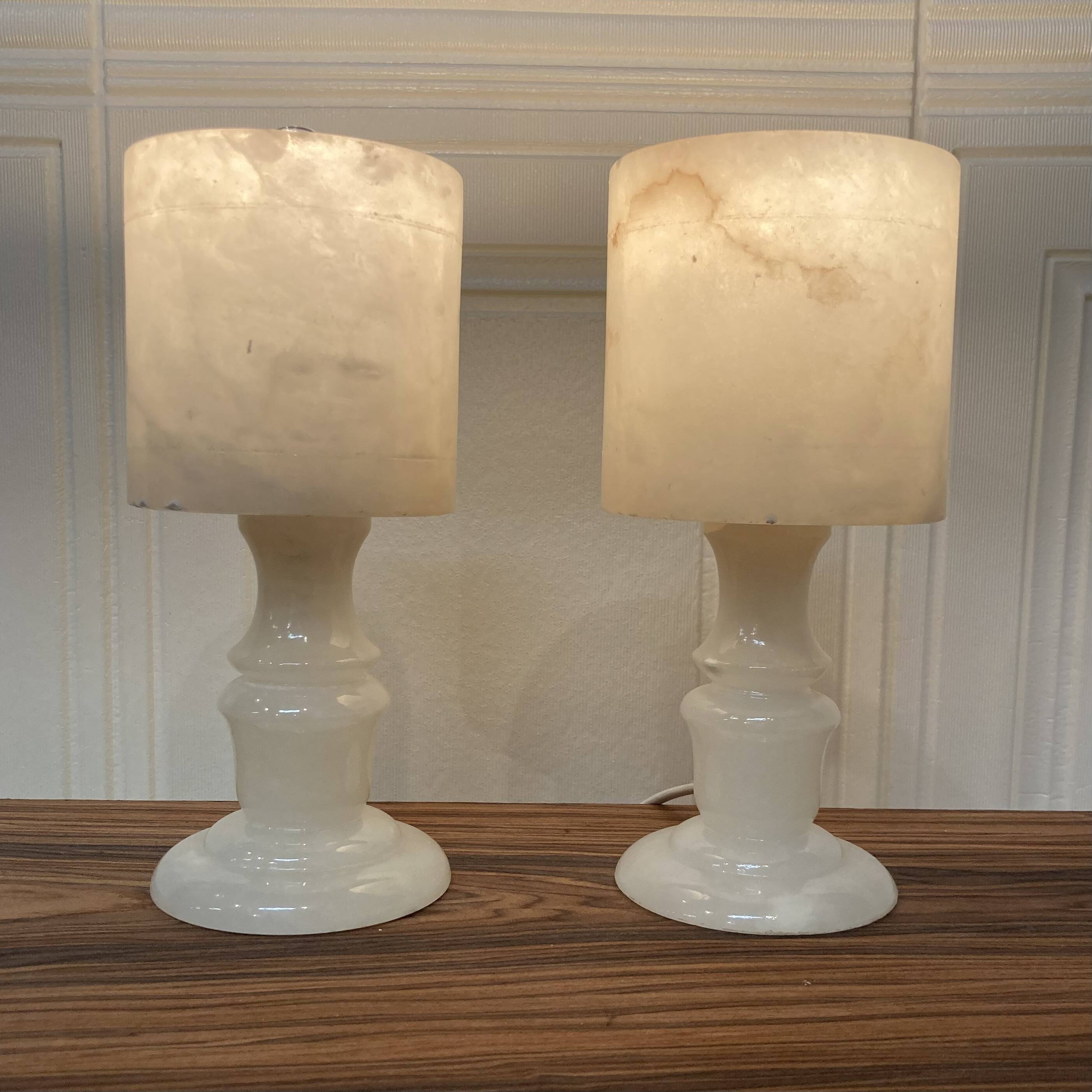 PAIRE DE LAMPES EN ALBÂTRE "DESIGN 1950".