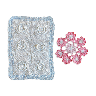 Lot de 2 napperons au crochet vintage - blanc, rose et bleu